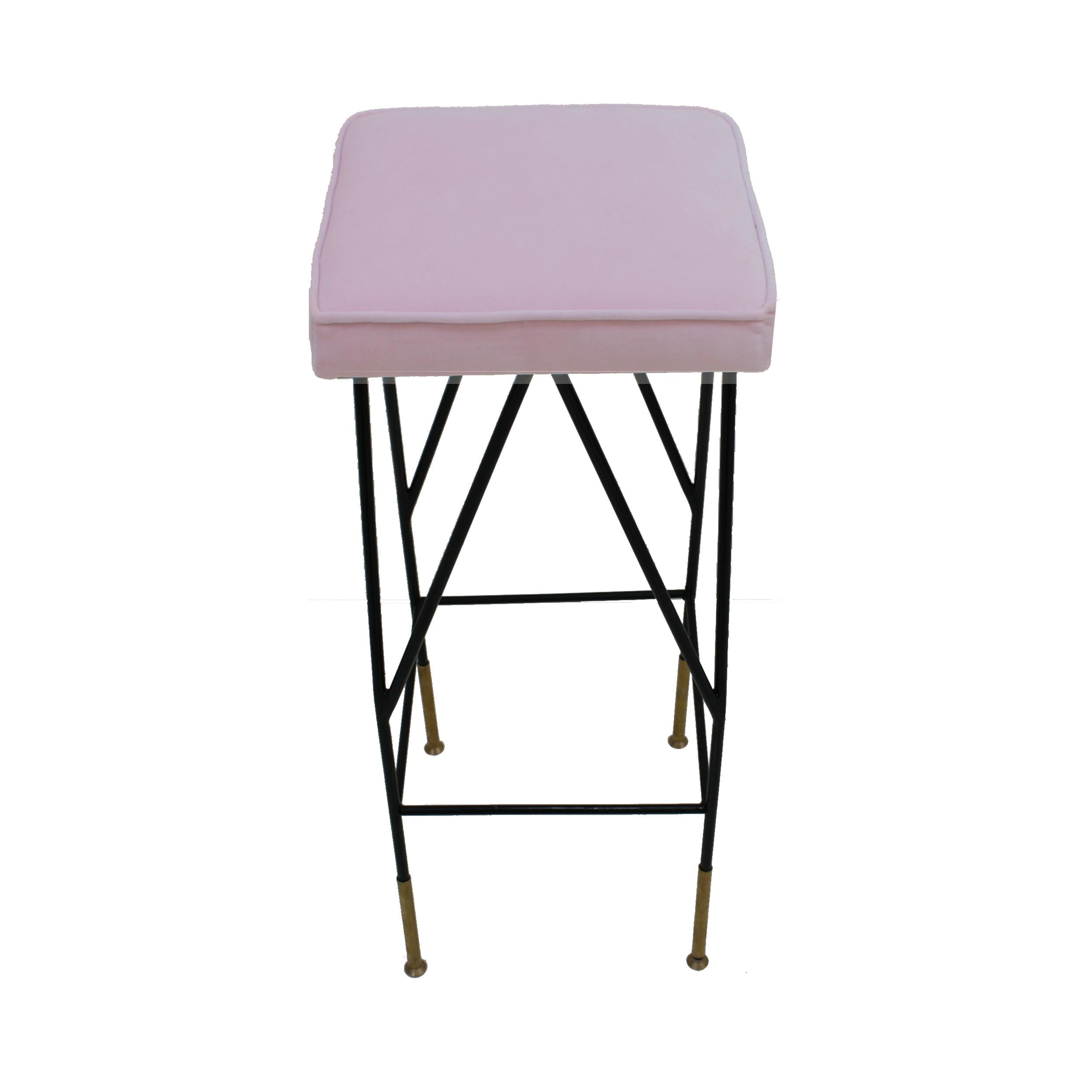 Taburetes italianos de terciopelo de algodón rosa y metal lacado negro Moderno de mediados de siglo en venta