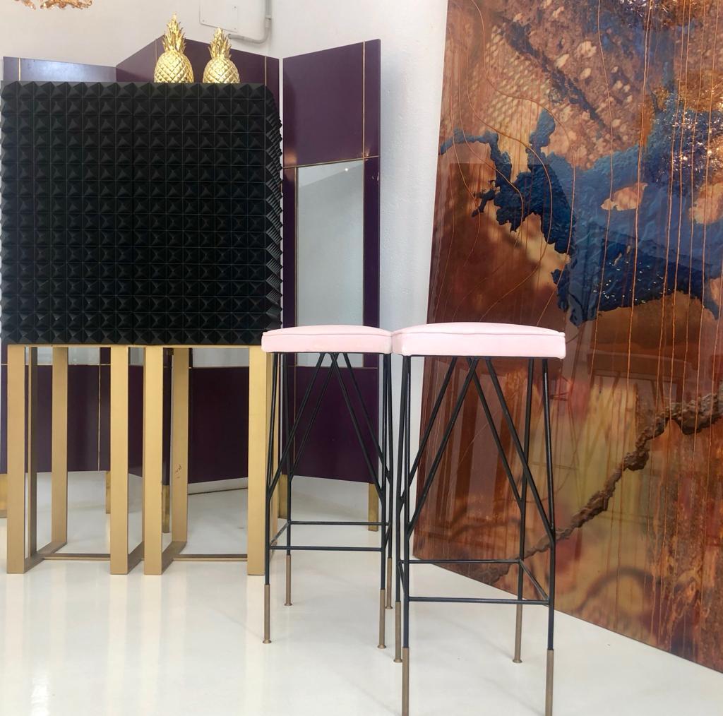 Taburetes italianos de terciopelo de algodón rosa y metal lacado negro en Bueno estado para la venta en Ibiza, Spain