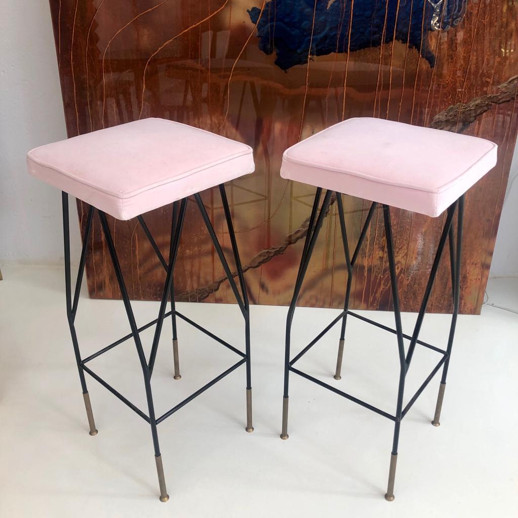 Taburetes italianos de terciopelo de algodón rosa y metal lacado negro Latón en venta
