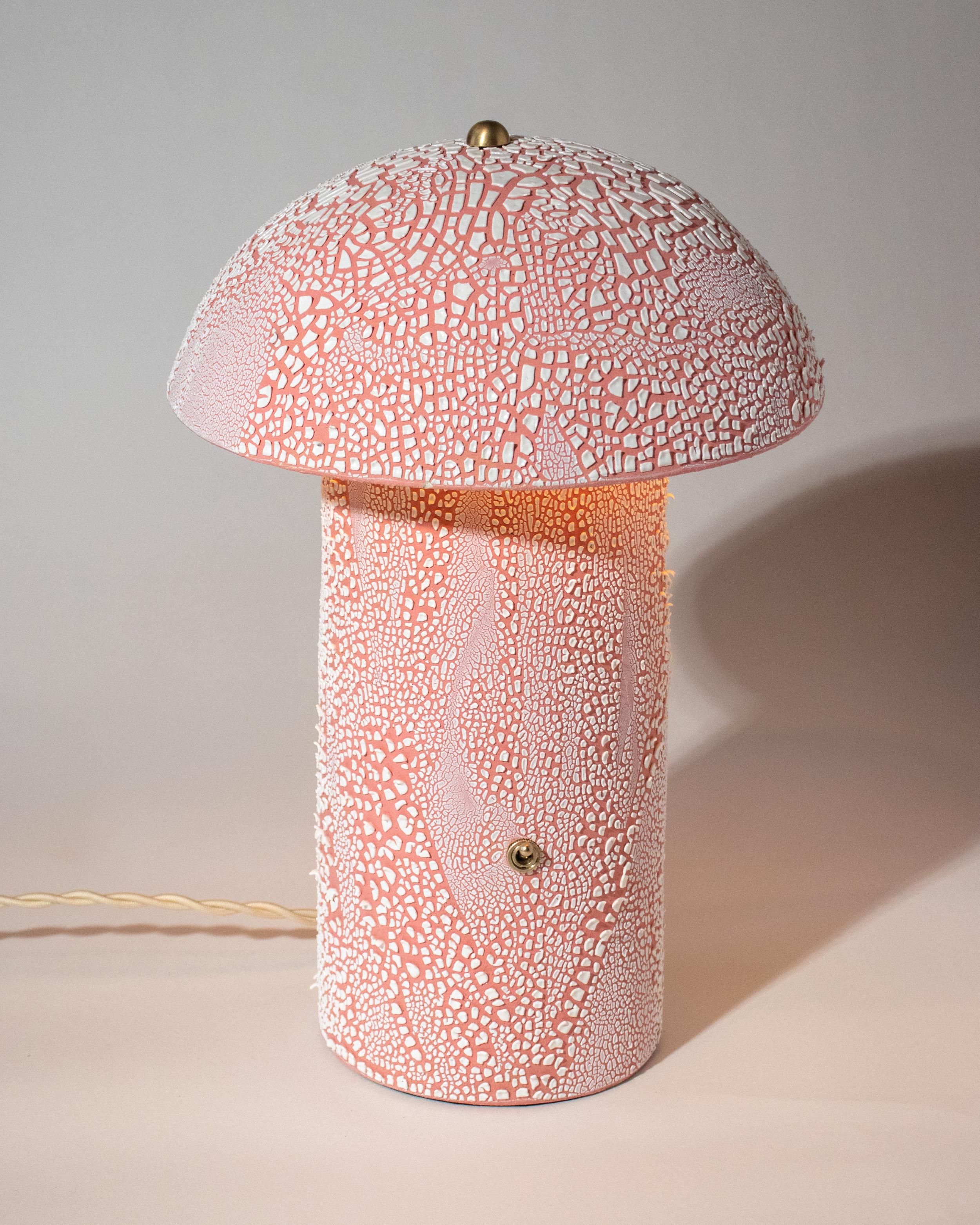 Lampada da tavolo a fungo con crepe rosa di Streicher Goods

Ceramica, ottone

12