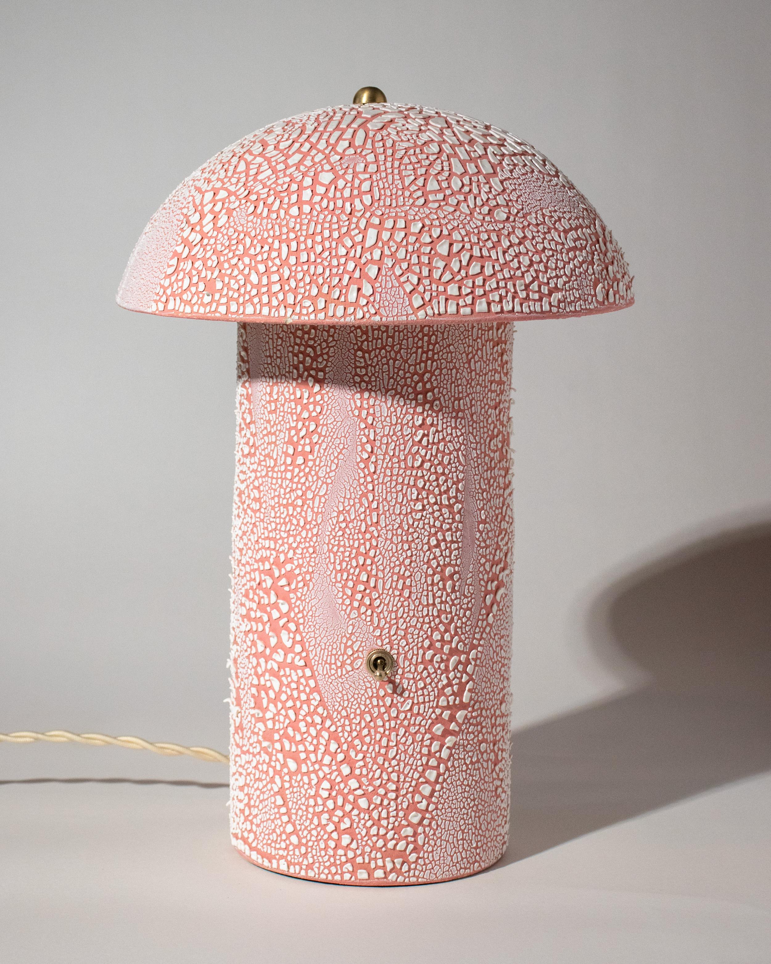 Moderno Lampada da tavolo a forma di fungo in ceramica rosa screpolata di Streicher Goods in vendita