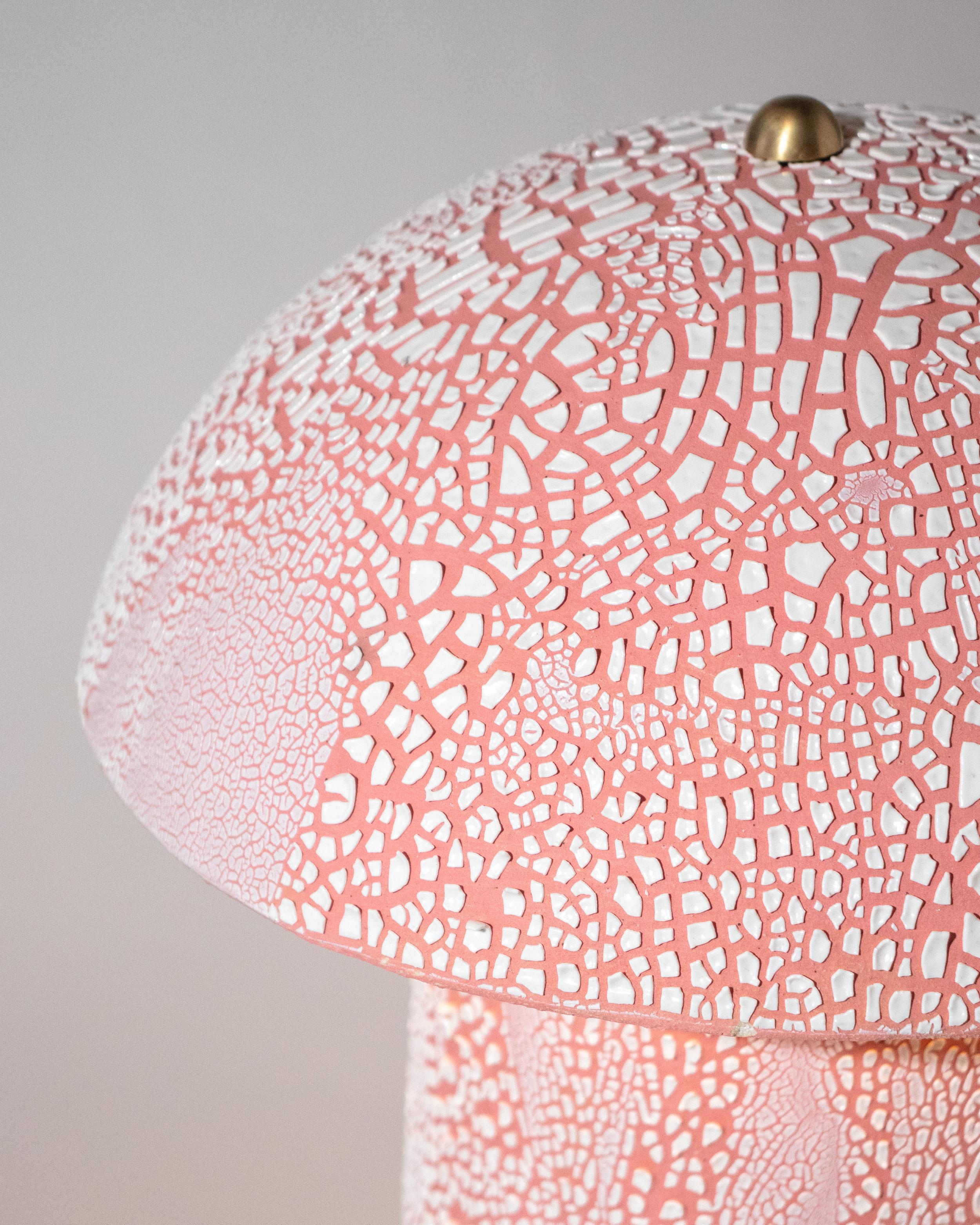 Americano Lampada da tavolo a forma di fungo in ceramica rosa screpolata di Streicher Goods in vendita