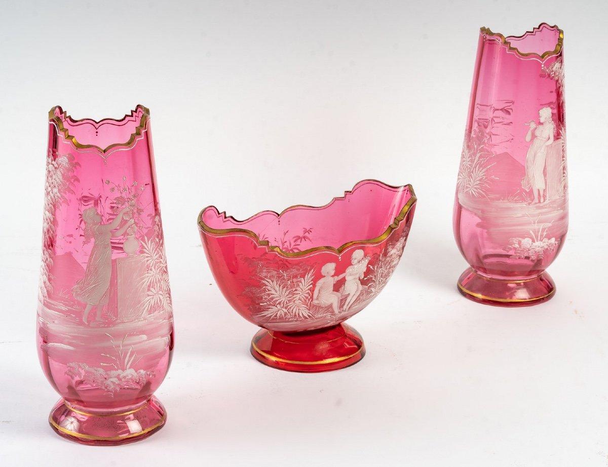 Pink Crystal set consisting of two vases and a planter, with white paint enhancement
Measures: Width: bowl: 26 cm
Diameter : vase : 11,5 cm
Height: vase: 32 cm / bowl: 17 cm.
