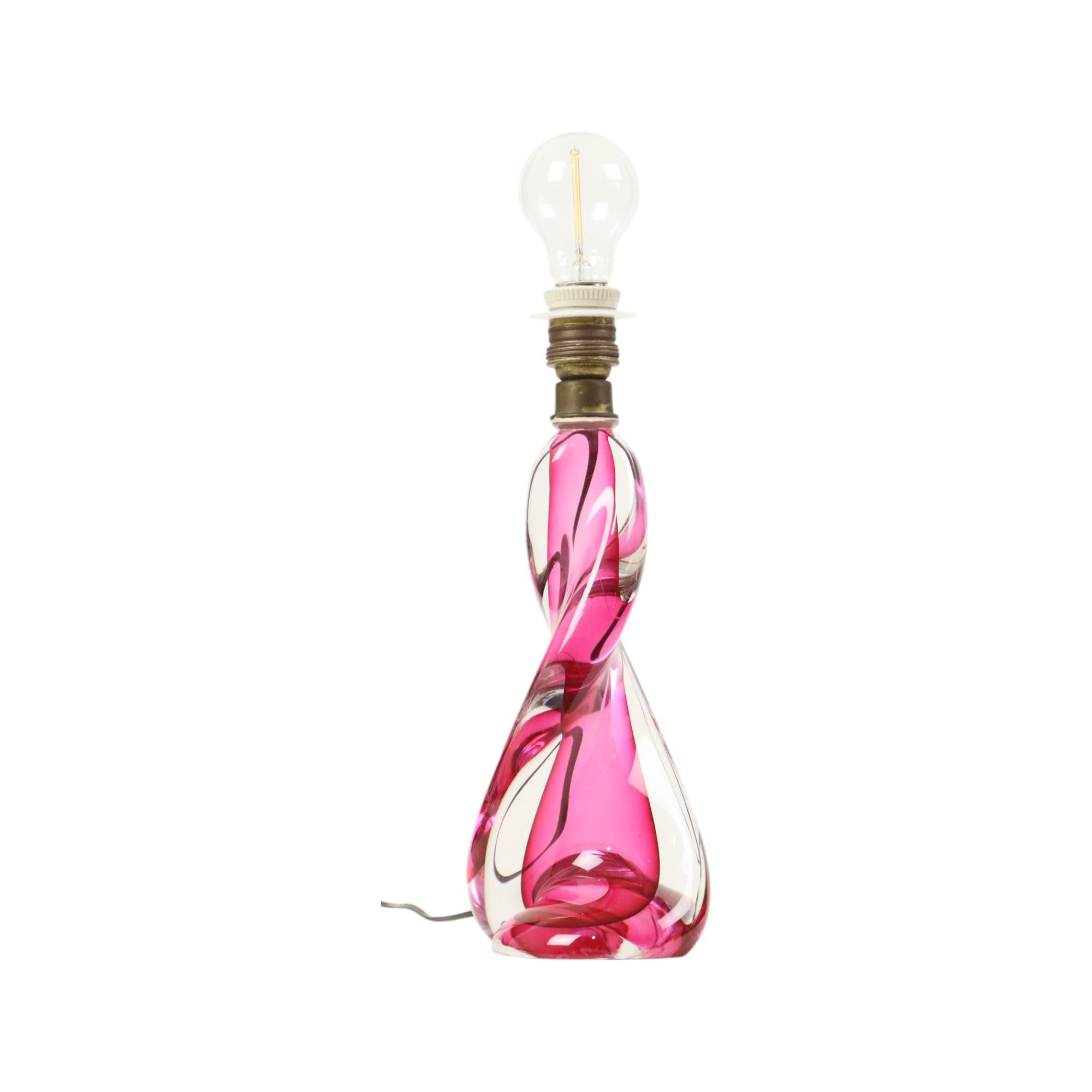 Belle lampe de table soufflée à la main en cristal de couleur rose, la lampe a un quart de tour torsadé en forme de coup frappant, motif de tourbillon, par Val Saint Lambert, marqué au bas, Belgique, années 1960, marqué au bas de la base.

Cette