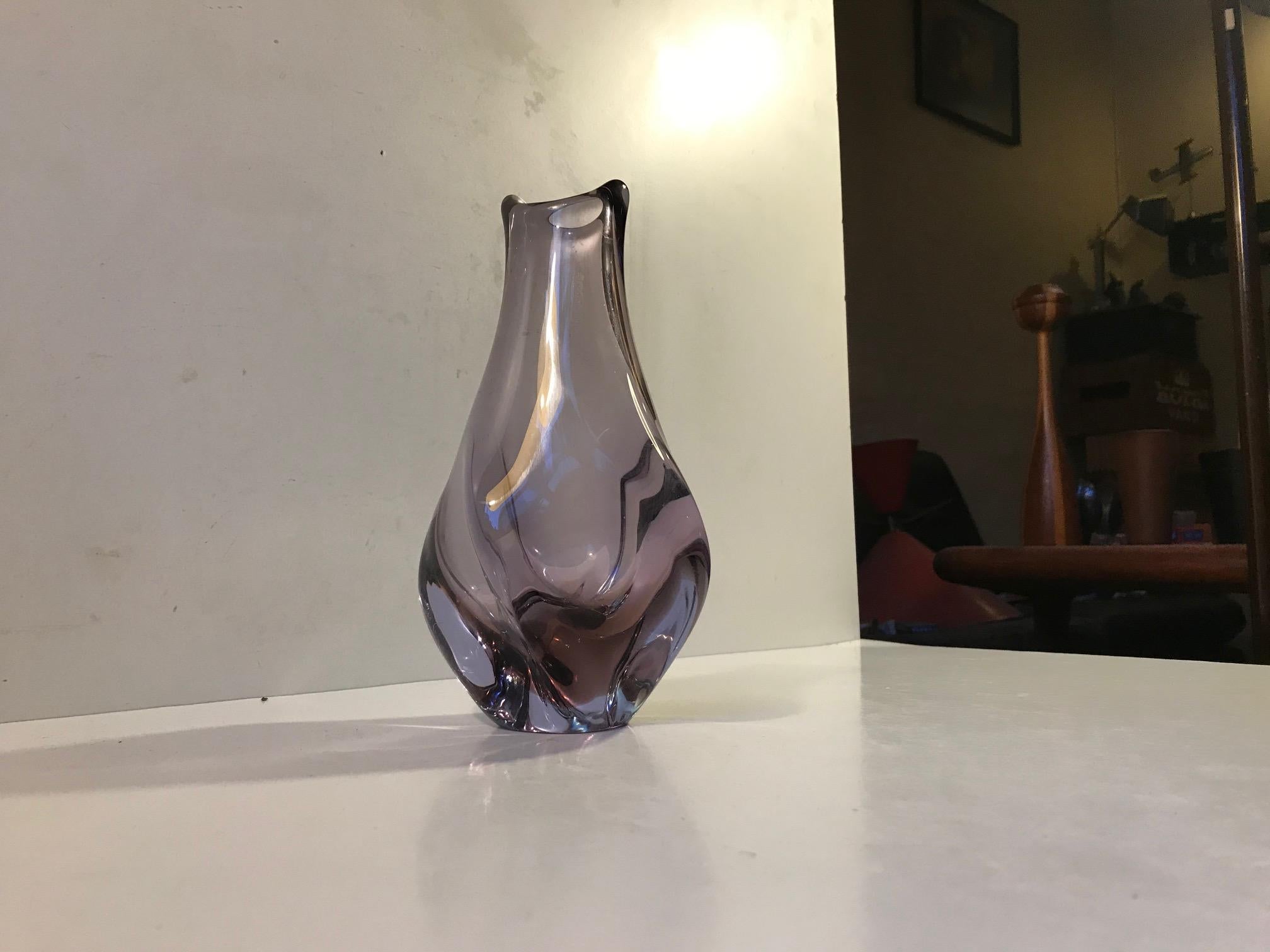 Eine organische, fast flüssig geformte Vase aus rosa oder violettem Kristall des Tschechen Miloslav Klinger. Er wurde in den späten 1950er Jahren entworfen und in Zelezny Brod Sklo (ZBS) in der Tschechoslowakei hergestellt.