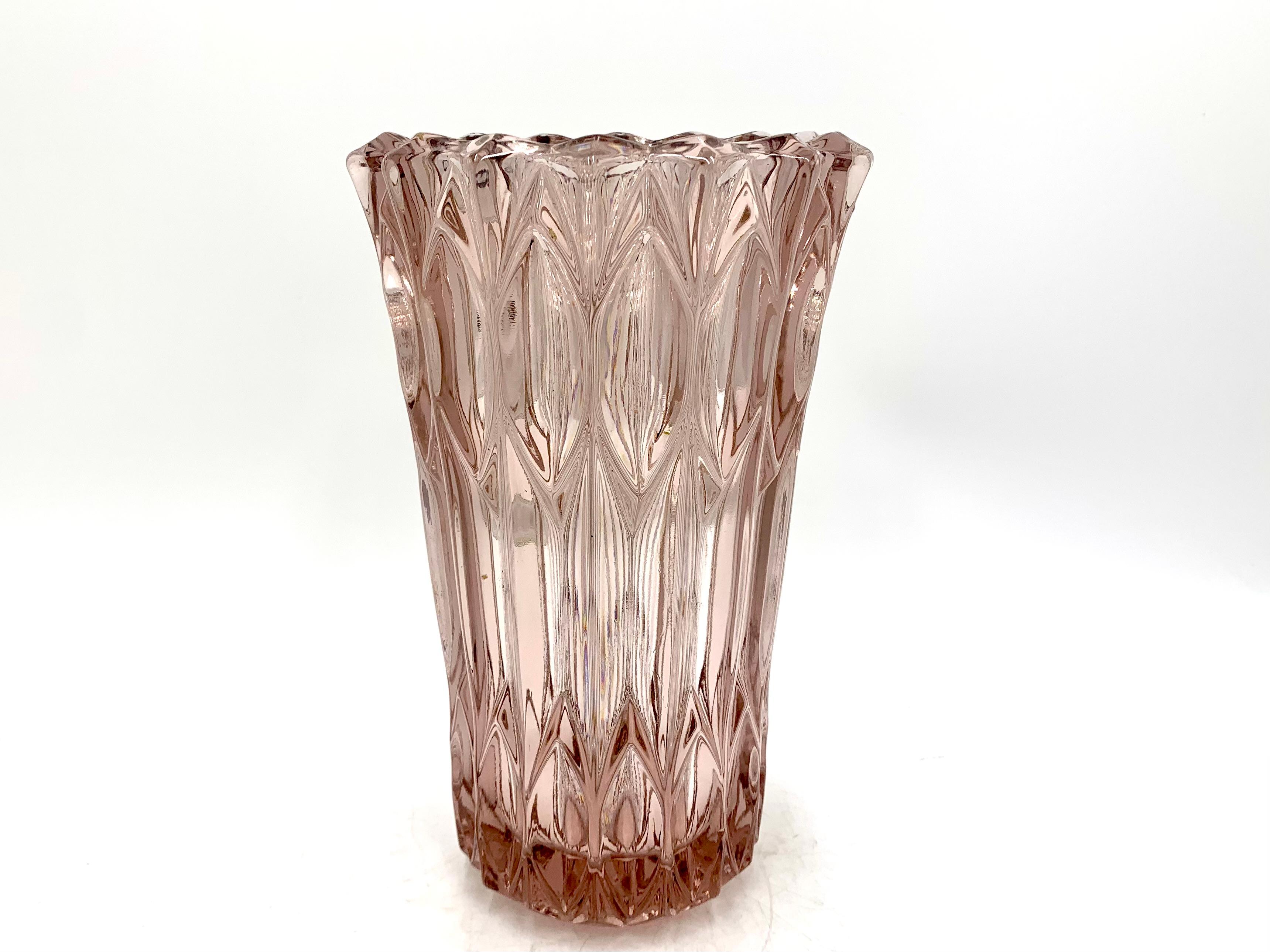 A large crystal vase in pink with an interesting shape.

Vase made in the Czech Republic in the 1950s.

Very good condition without damage

Measures: height 24 cm, diameter 15 cm.
