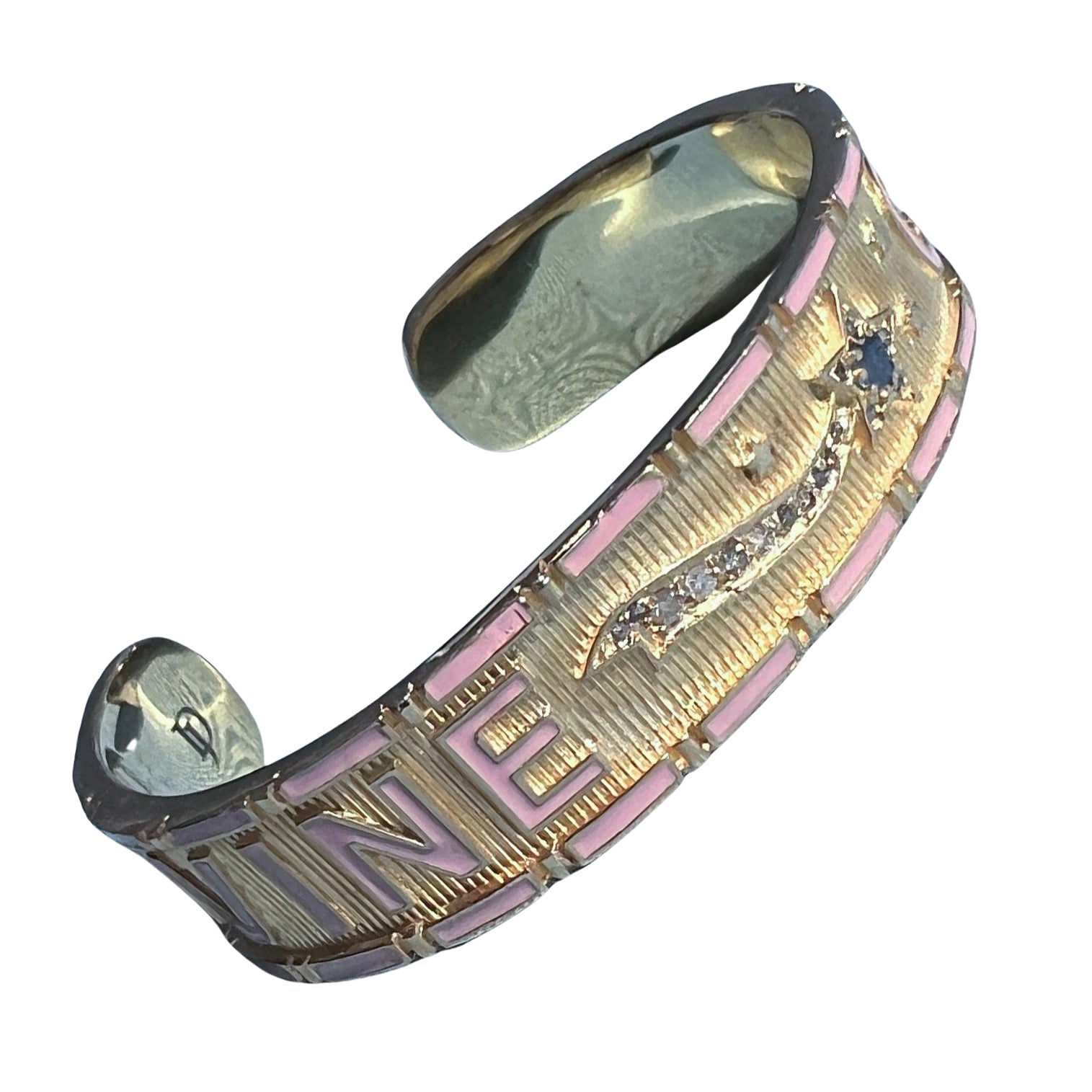 Bracciale con bracciale rigido in oro, smalto rosa, zaffiro blu e diamanti “Divine Child” in vendita