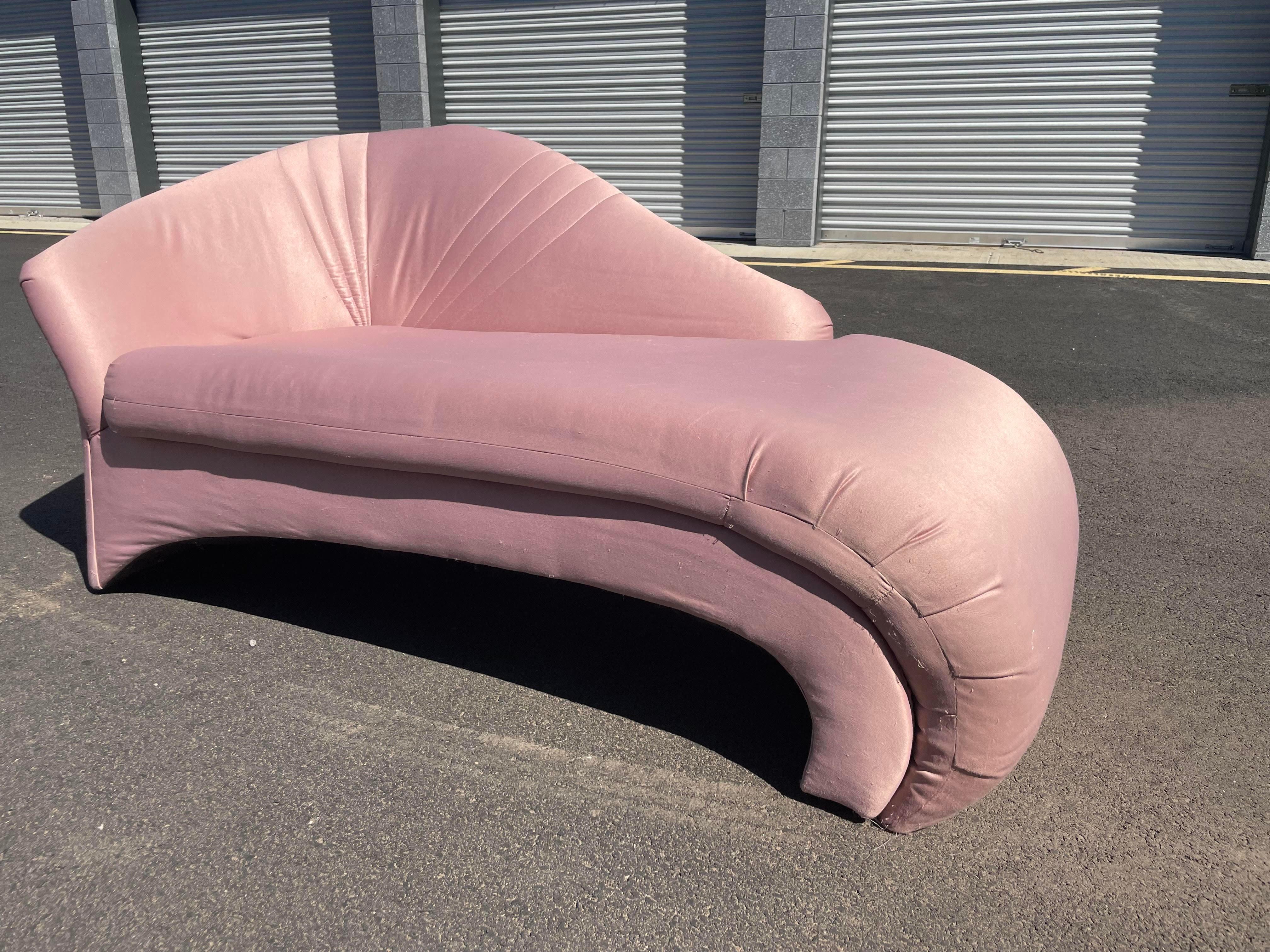Esta chaise longue estilo Karl Springer se fabrica a medida en la década de 1980 con telas sedosas de gran calidad.

La chaise sigue con sus telas originales y está en un estado fabuloso. El propietario original cuidó con esmero este fabuloso