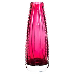Rosa Vase aus geschliffenem Glas aus der Jahrhundertmitte:: 1960er Jahre