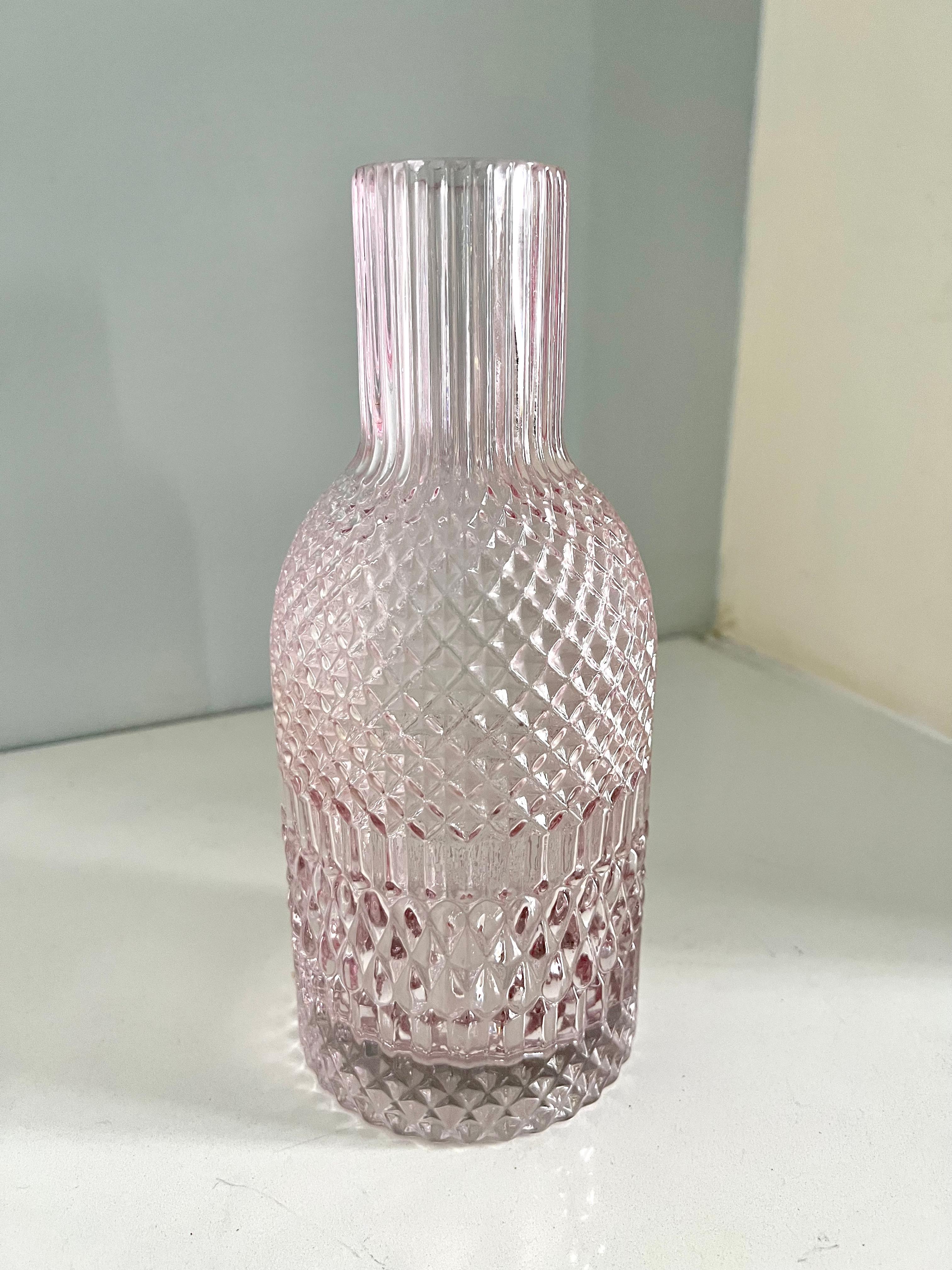 Pichet à eau en verre taillé rose en vente 4