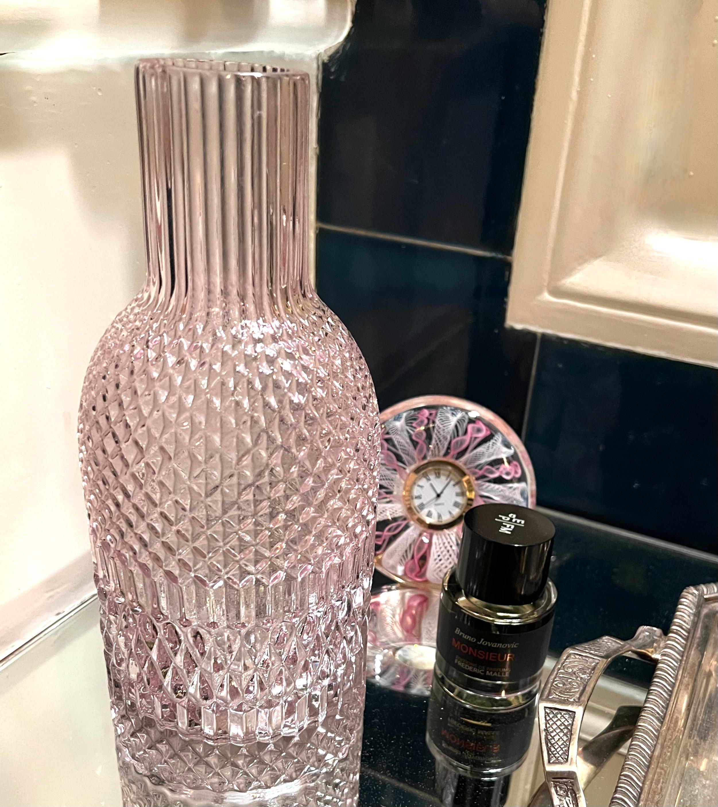 Mid-Century Modern Pichet à eau en verre taillé rose en vente