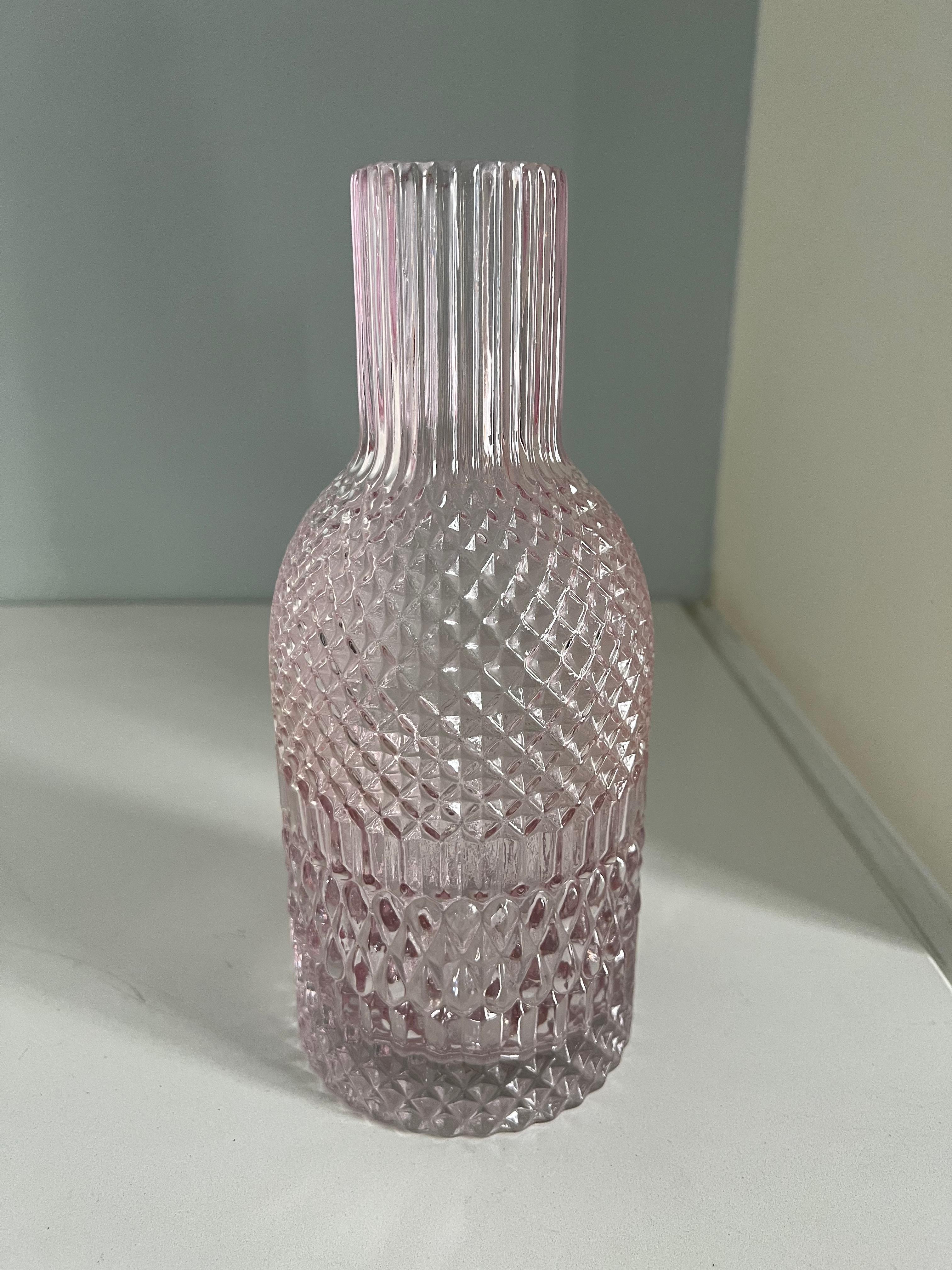 Pichet à eau en verre taillé rose en vente 1