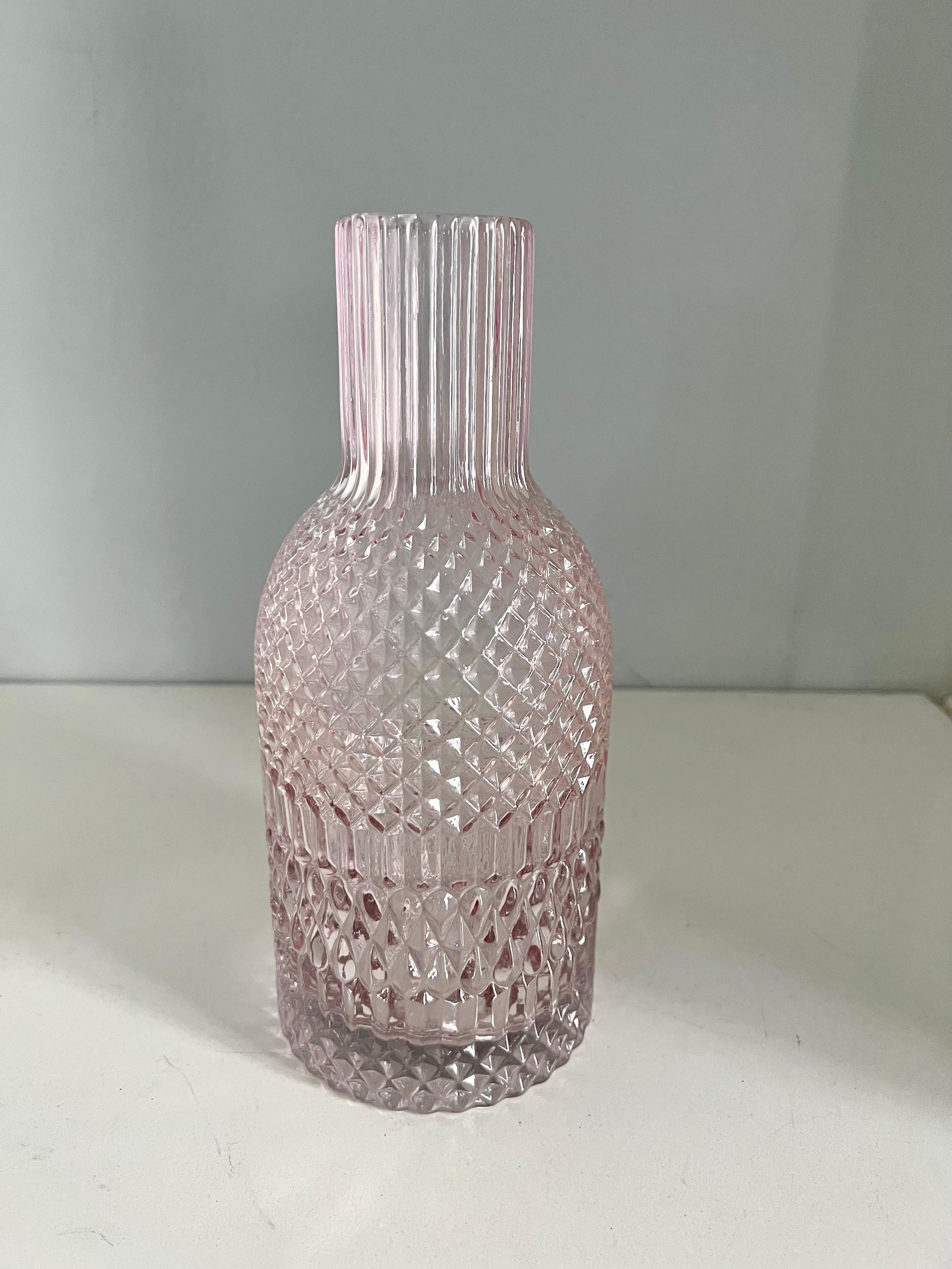 Pichet à eau en verre taillé rose en vente 2