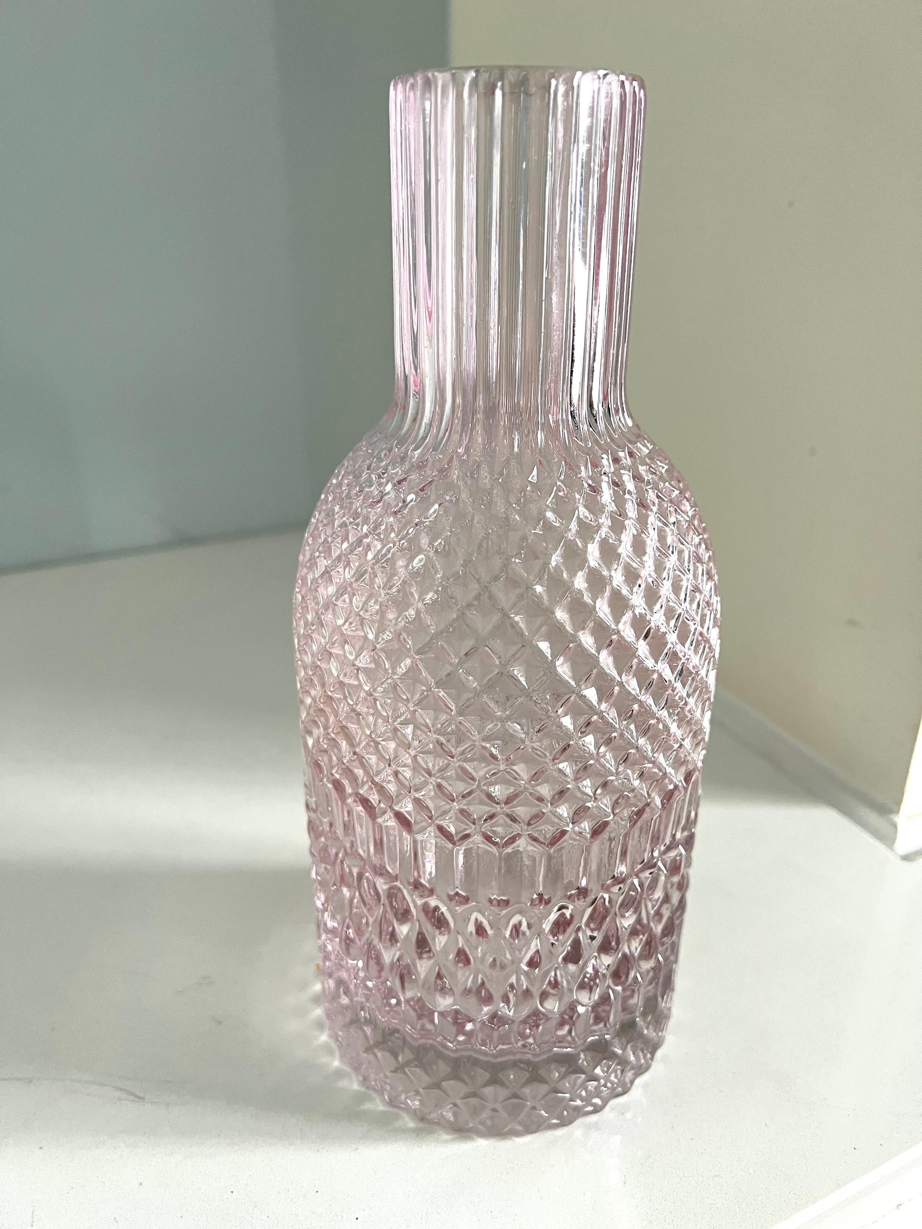Pichet à eau en verre taillé rose en vente 3