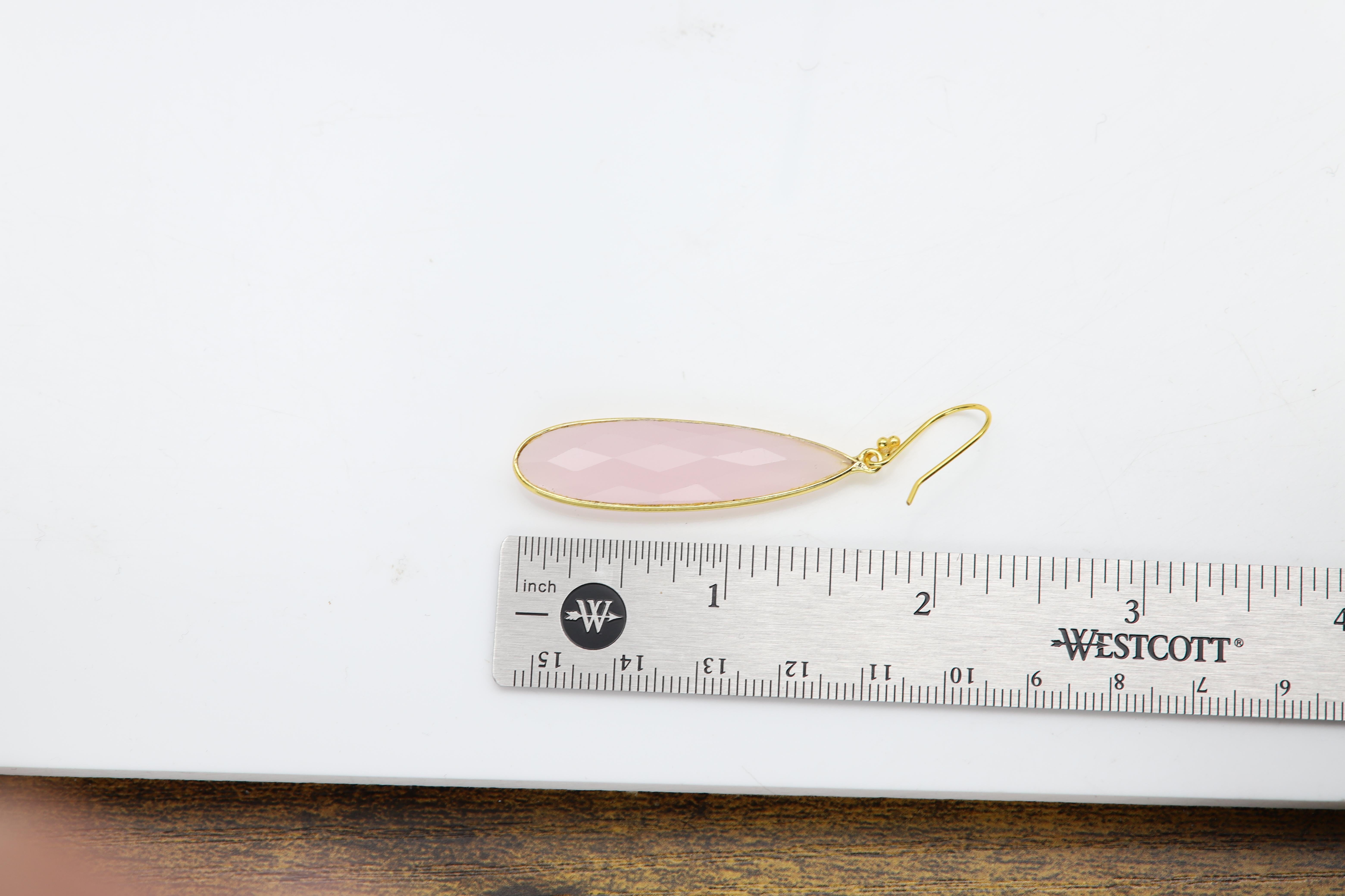 New Dangle Earrings
Brilliant Pink Natural Rose Quartz stones
(long pear shape)
Elegant !
Sterling Silver 925
Plated with Yellow Gold
Length: approx 2' inch
Weight: approx 7.5 grams (both)
Hook Type
+Gift box