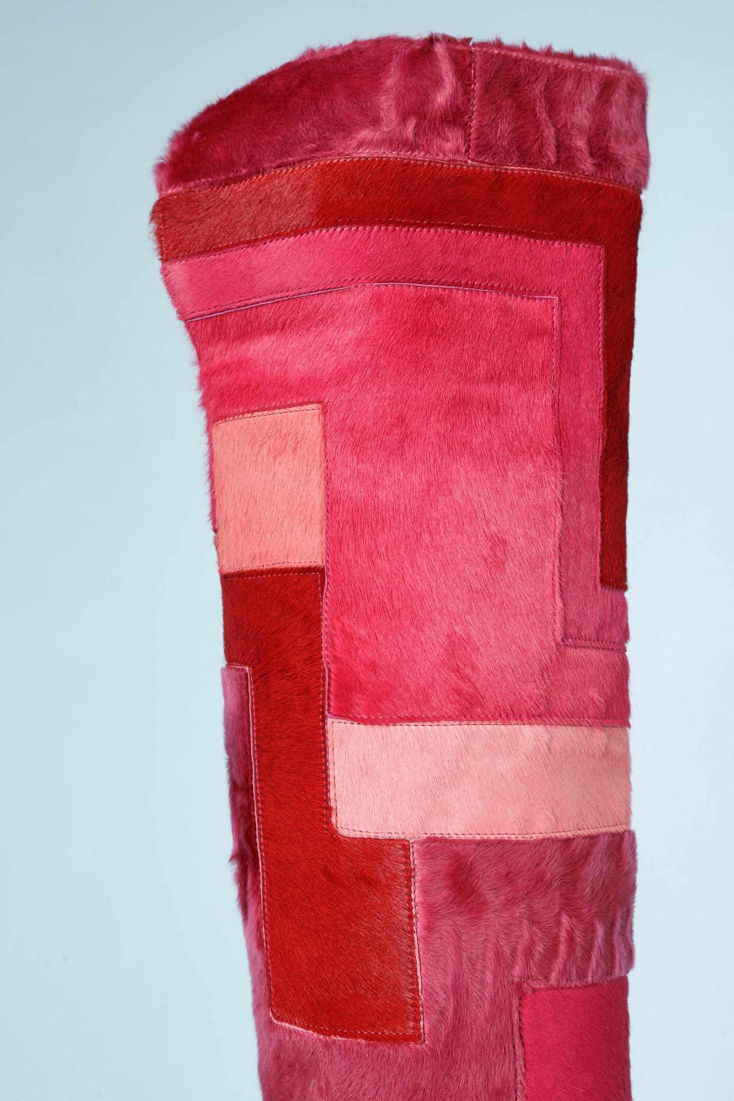 Cuissardes patchwork en fourrure dégradée rose (agneau et veau), doublure en cuir. 
 NOUVEAU
Taille des chaussures : 37 ( Italien )
Hauteur du talon = 11 cm
Talon laqué rouge. 