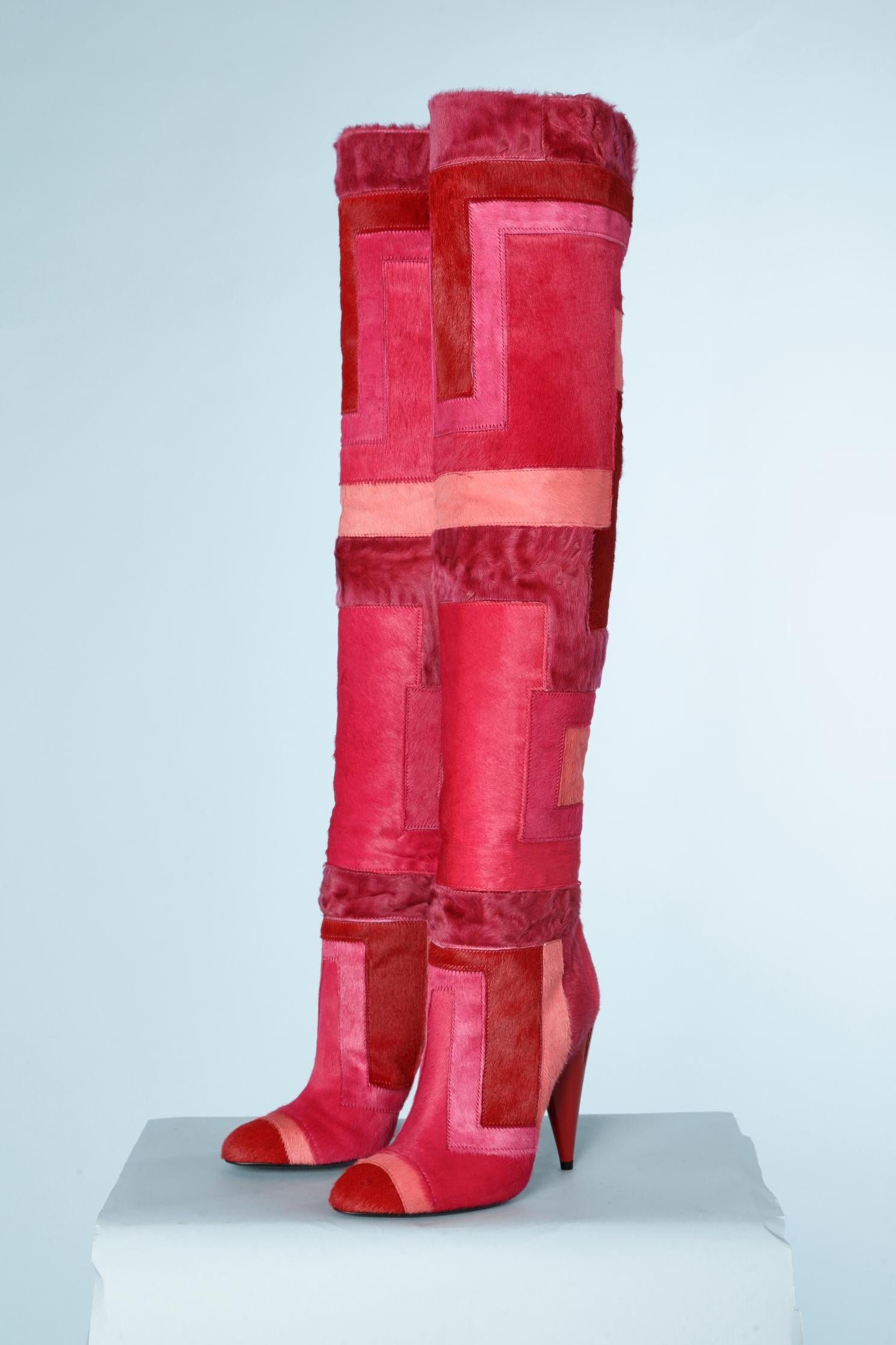 Chaussures à enfiler en fourrure rose dégradée Tom Ford  en vente 3