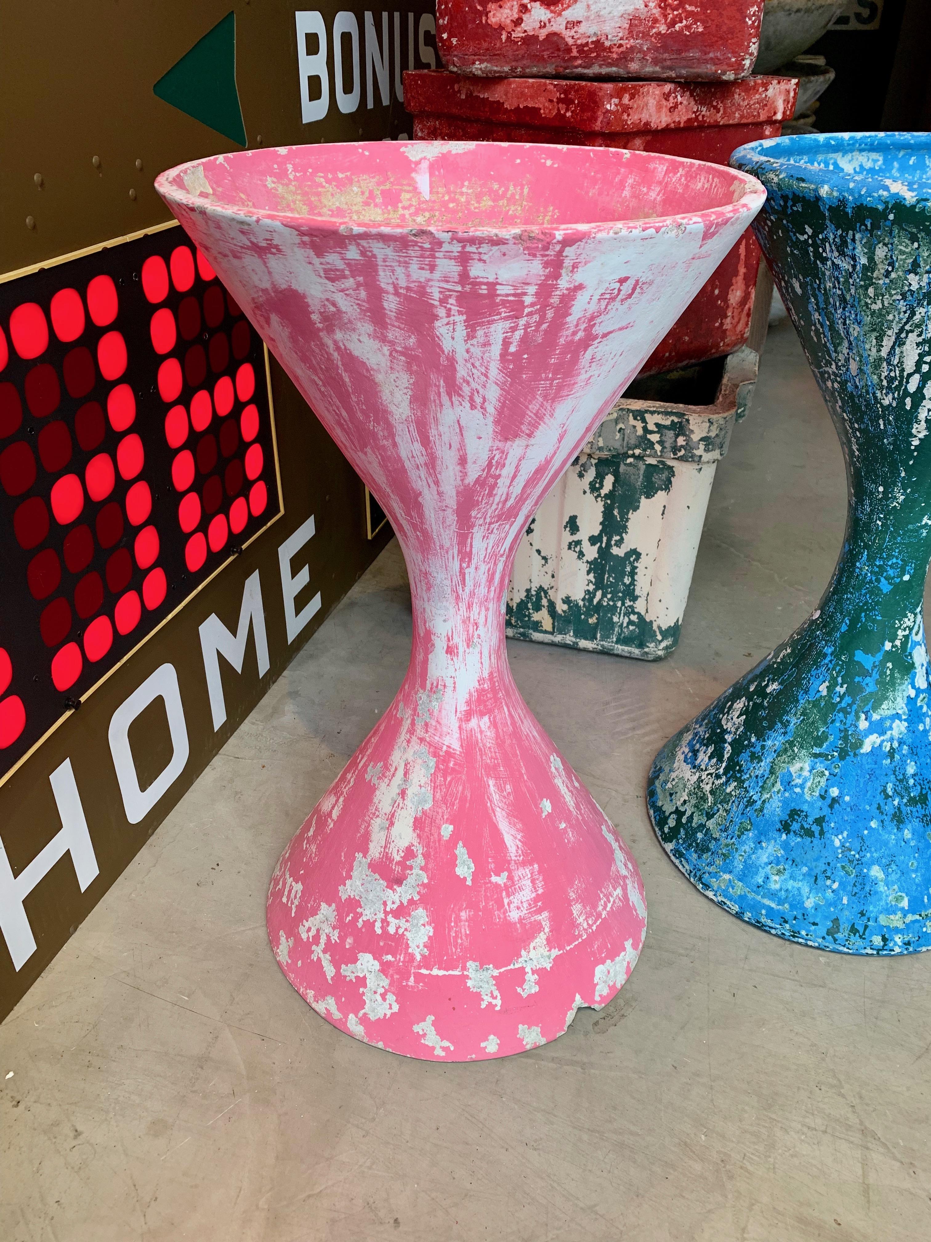 Fantastic hourglass planter by Willy Guhl painted years ago in hot pink. Great patina. Small chip on base as well as superficial 3 inch crack on stem. Both pictured. Really great coloring and sculptural piece.


   