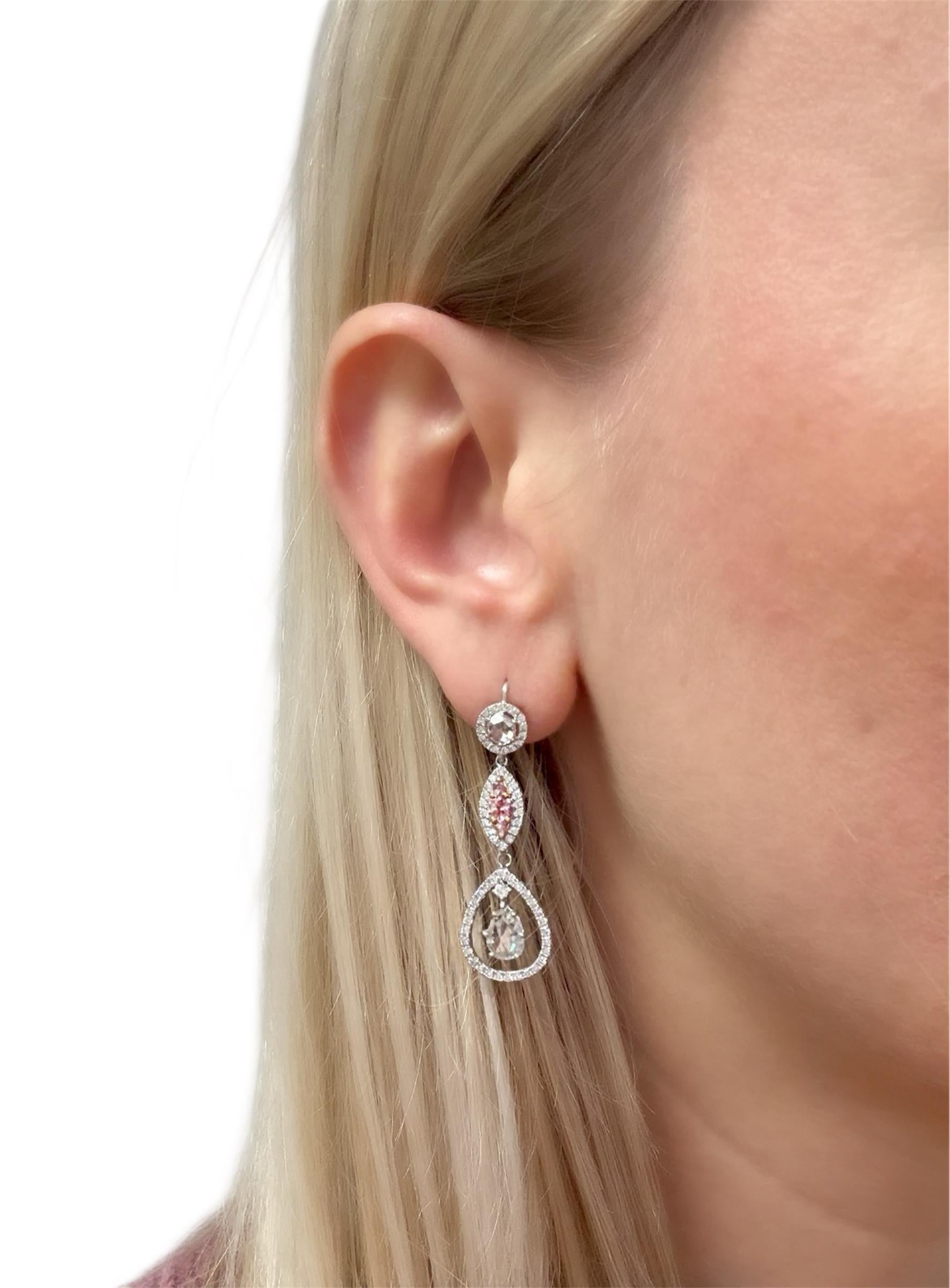 Diese witzigen Ohrringe lassen sich in zwei abnehmbare Tropfen verwandeln, die Diamanten im Birnen- und runden Rosenschliff, runde Diamanten im Brillantschliff und rosa Diamanten im Marquise-Schliff mit einem Gesamtgewicht von ca. 2,30 Karat