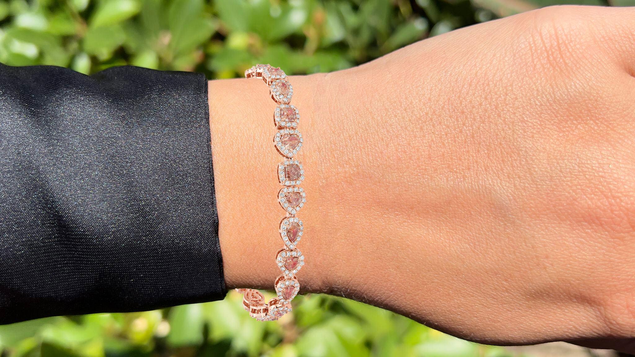 Viene fornito con la valutazione gemmologica GG/AJP.
Tutte le pietre sono naturali
23 Pink Diamond = 5,76 Carati
Taglio: Smeraldo, Pera, Cuscino, Marquise, Ovale, Cuore 
303 diamanti bianchi = 1,99 carati
Taglio: Rotondo
Metallo: oro rosa 18 carati