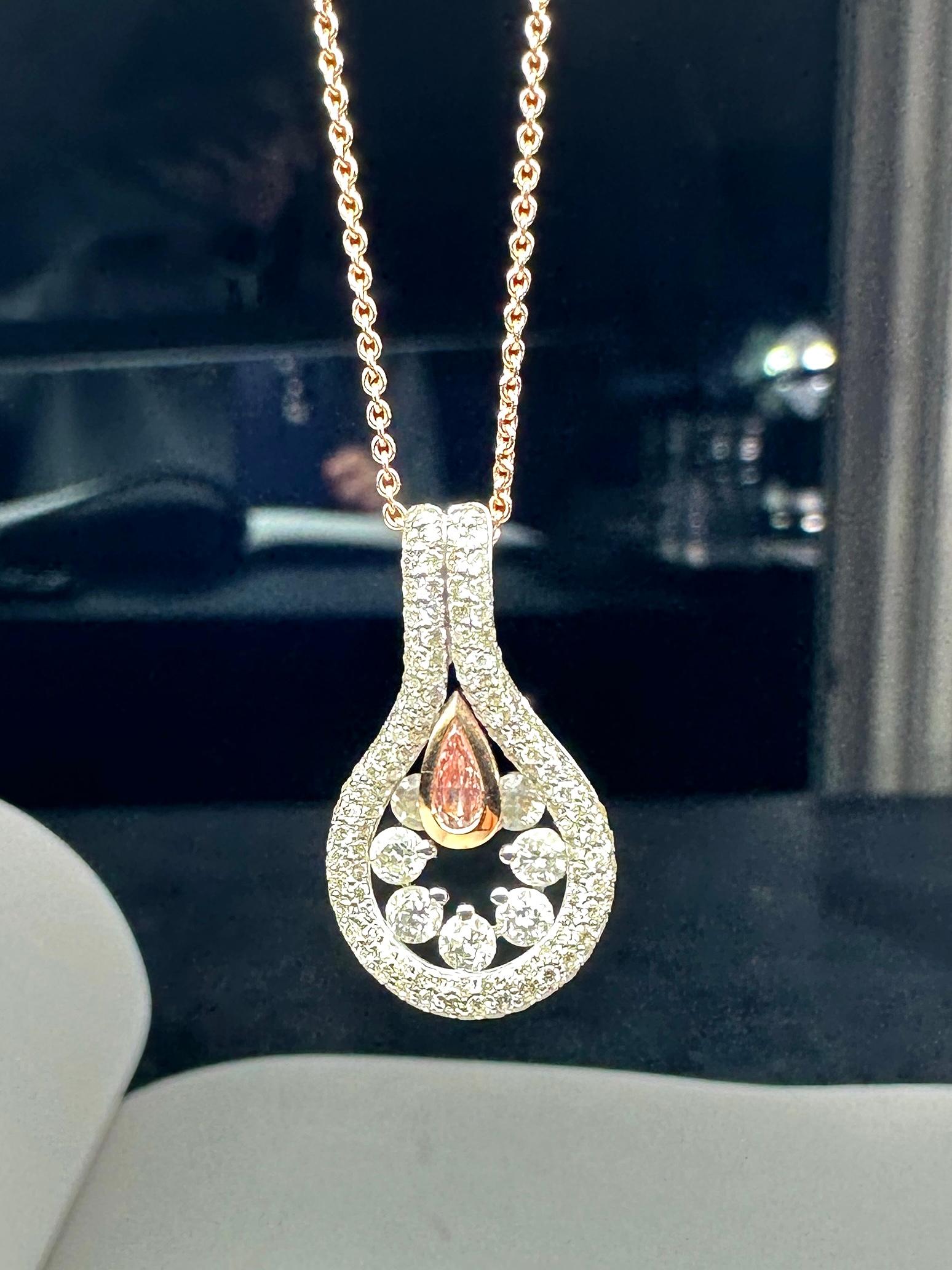 Collier à pendentifs en diamant rose en or blanc 18k.
Une simple goutte d'eau peut former des anneaux hypnotiques à la surface d'un liquide. Cette force tranquille est capturée dans ce diamant rose naturel en forme de poire, entouré de diamants