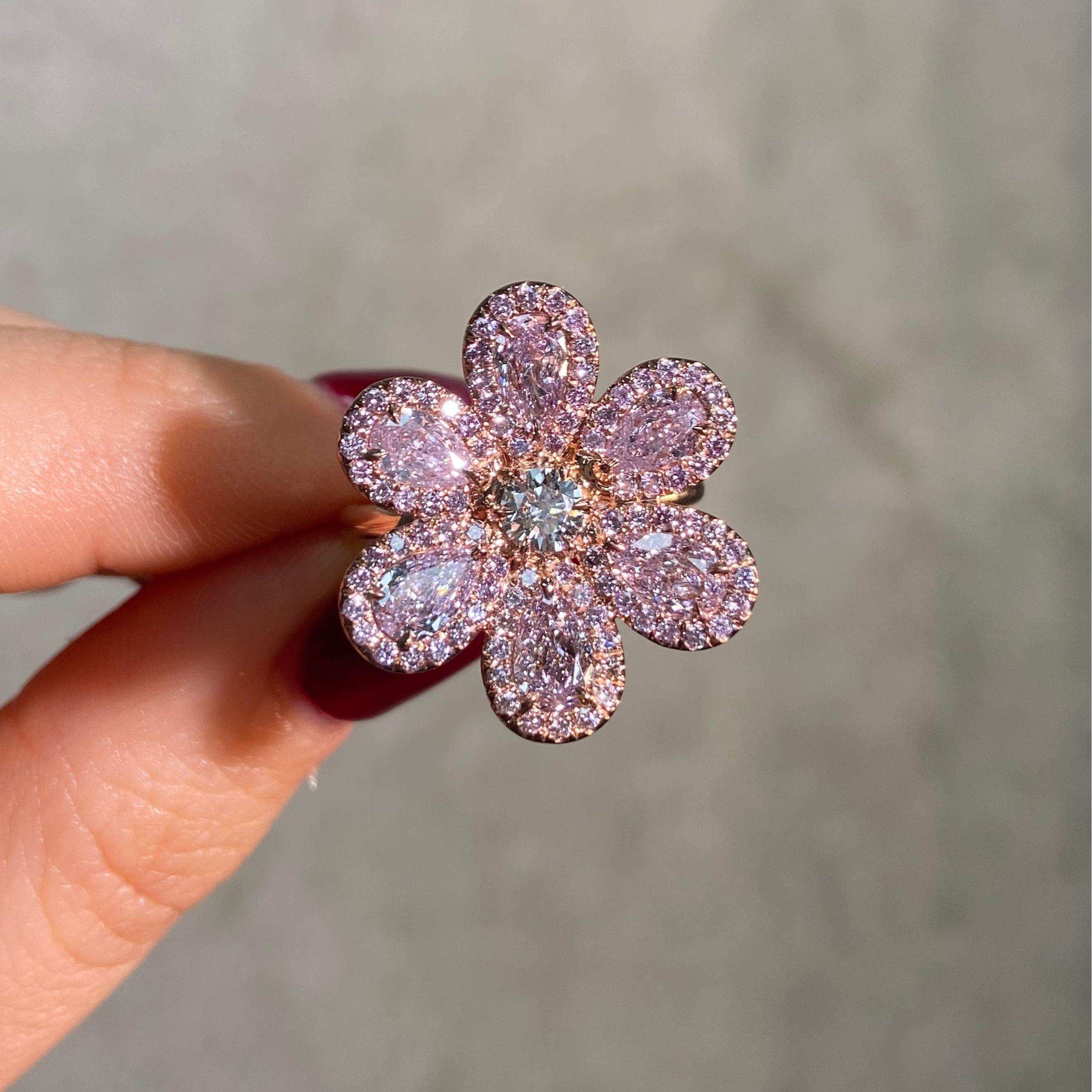 Questo anello di ispirazione floreale è composto da 1,98 carati totali di diamanti Fancy Light Pink e Fancy Light Purplish Pink a forma di pera, disposti in sei petali splendidamente abbinati. Ogni petalo è caratterizzato da una forma a pera