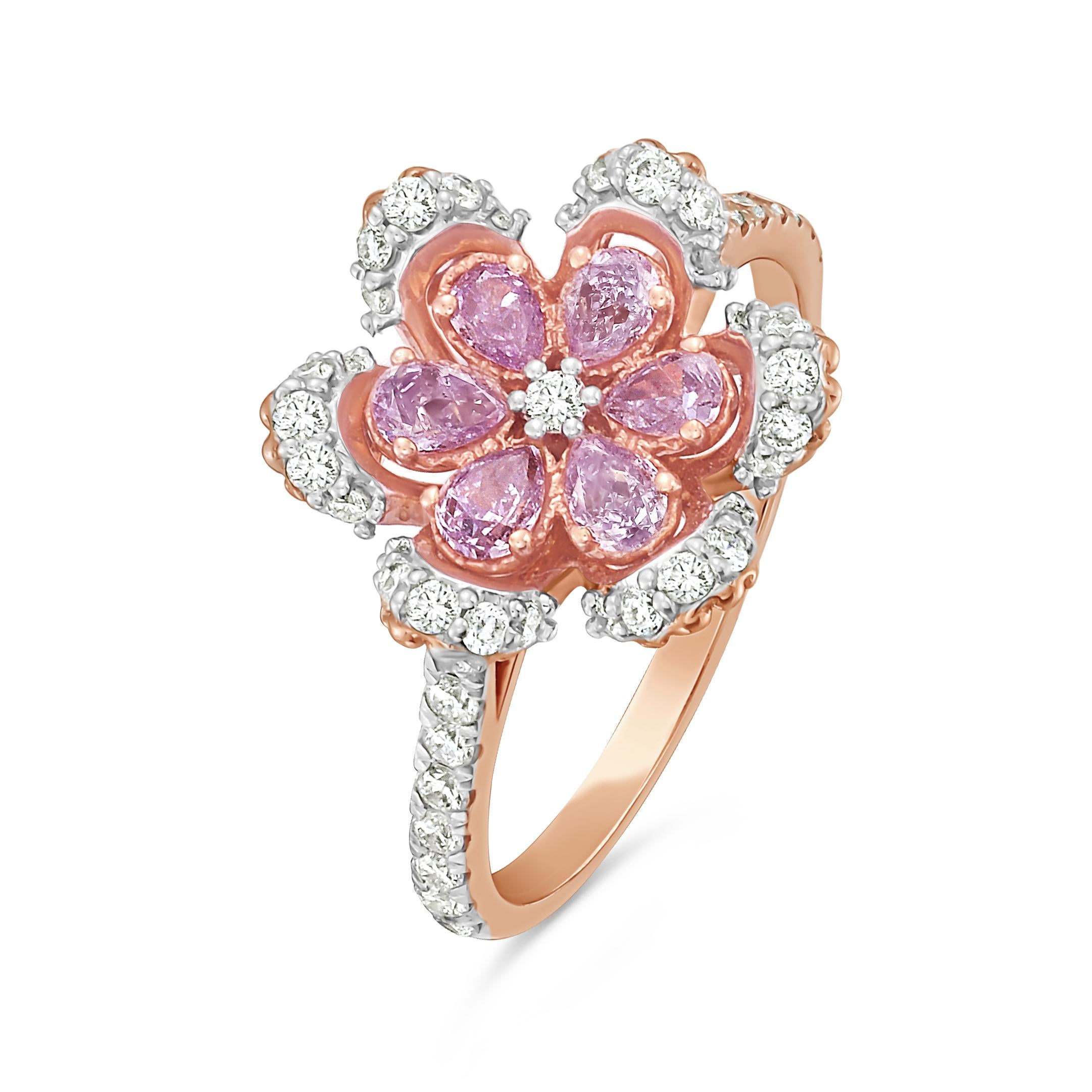Una vera e propria testimonianza della definizione di alta gioielleria, questo anello con fiore di diamante rosa è circondato da un'aureola di diamanti bianchi.

0,45 Carati di Pink Diamond (6 pietre) in qualità VS
0,51 carati di diamanti rotondi