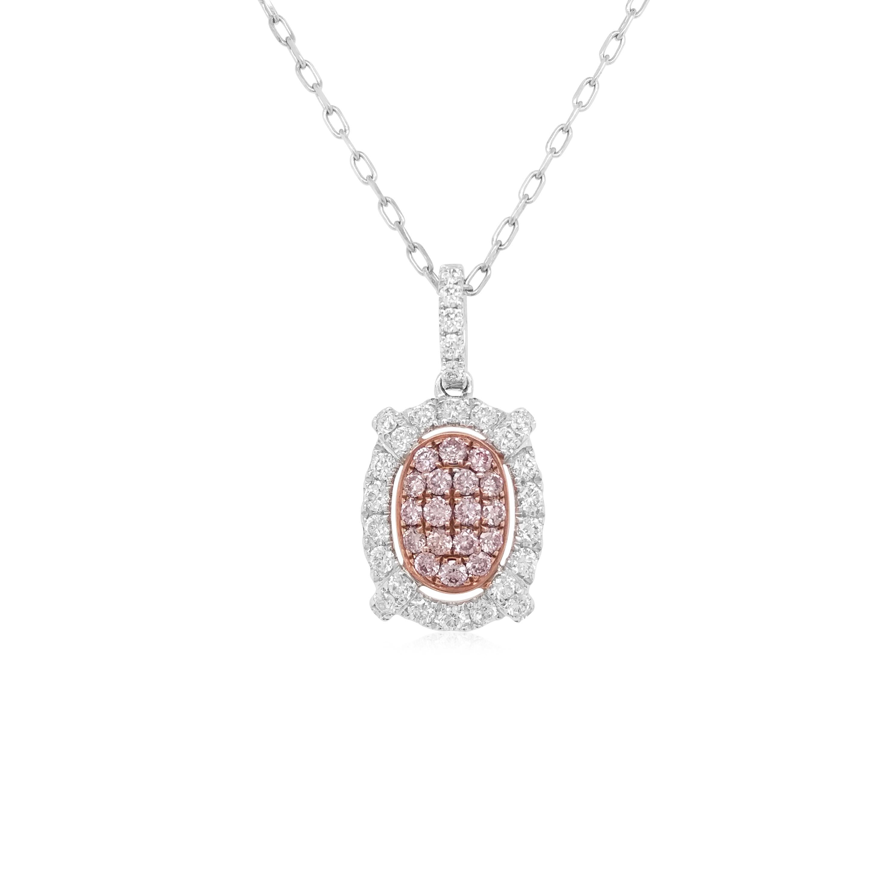 Ein schillernder Cluster aus natürlichen rosafarbenen Diamanten aus den berühmten Minen von Argyle in Australien, umgeben von einem strahlenden Halo aus weißen Diamanten im Brillantschliff. Eine Sinfonie aus Eleganz und Charme in jedem Detail.

-