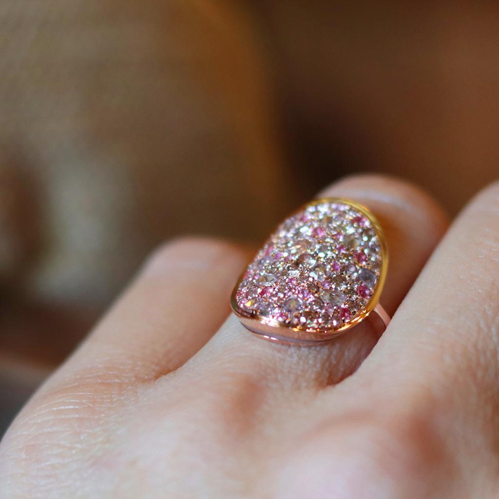 One of a kind ring in Bright Pink Shades handmade in Belgium by jewellery artist Joke Quick, no casting or printing envolved, in 18K Rose gold 10.6 gram.
Pave set with :
Fancy pink brilliant-cut diamonds 0,67 ct,  
Fancy Pink fancy shape rose-cut
