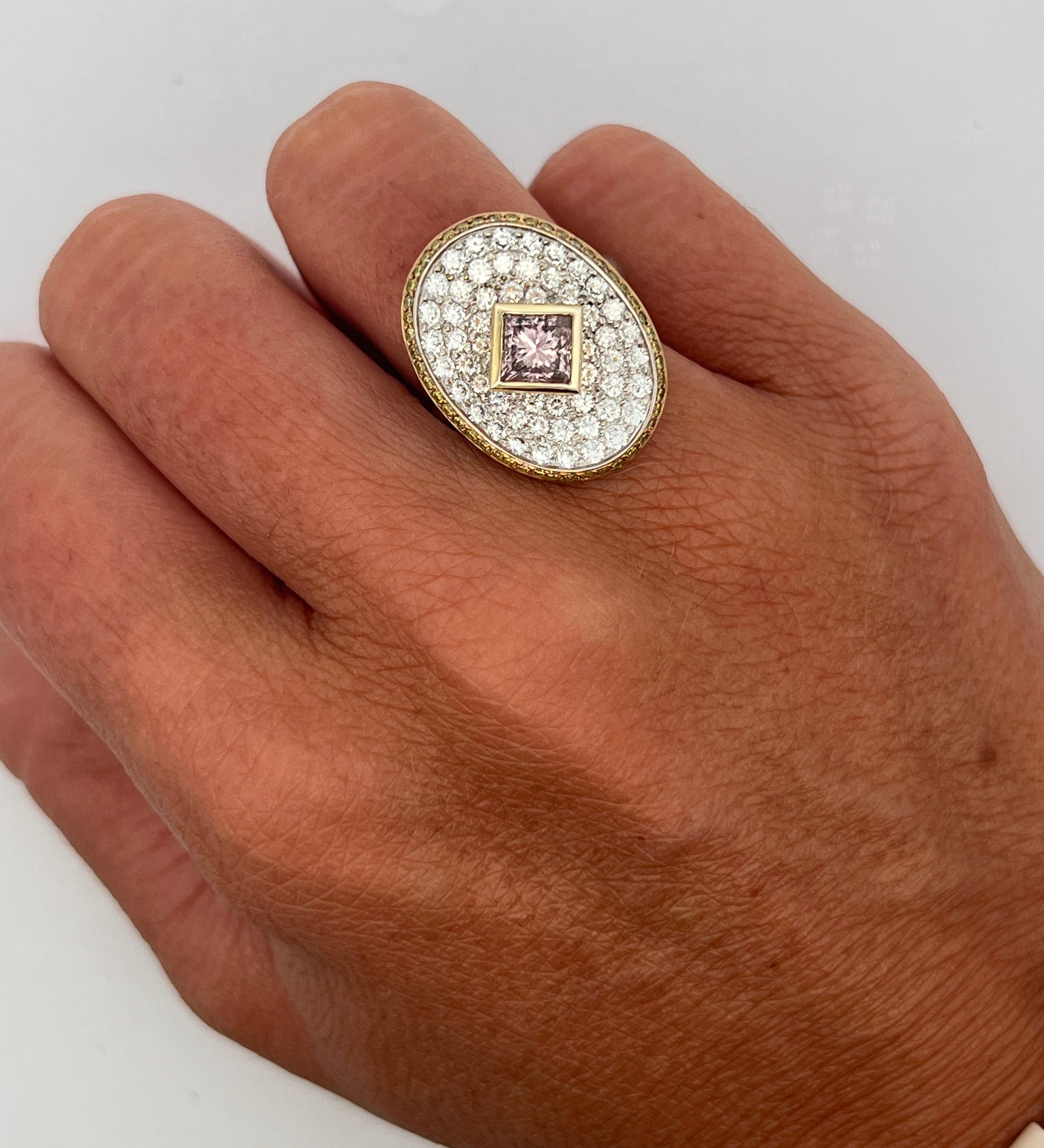 Anello a disco con pavé di diamanti rosa

Un anello con un diamante centrale rosa a taglio quadrato. Il tutto è circondato da diamanti in pavé in un'incastonatura a disco. Sul bordo del disco ci sono dei diamanti gialli in pavé.

Misura dell'anello: