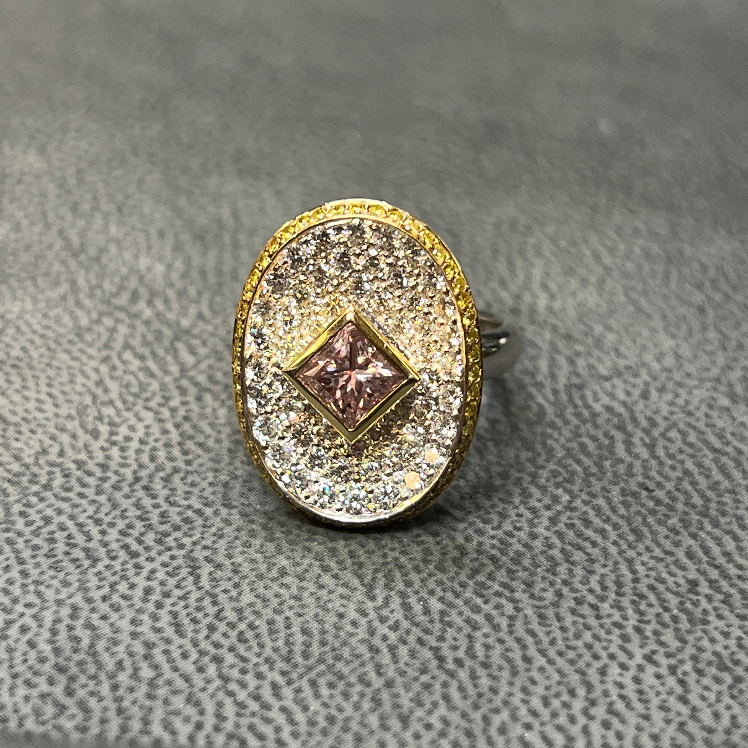 Quadrato Anello a disco con pavé di diamanti rosa in vendita