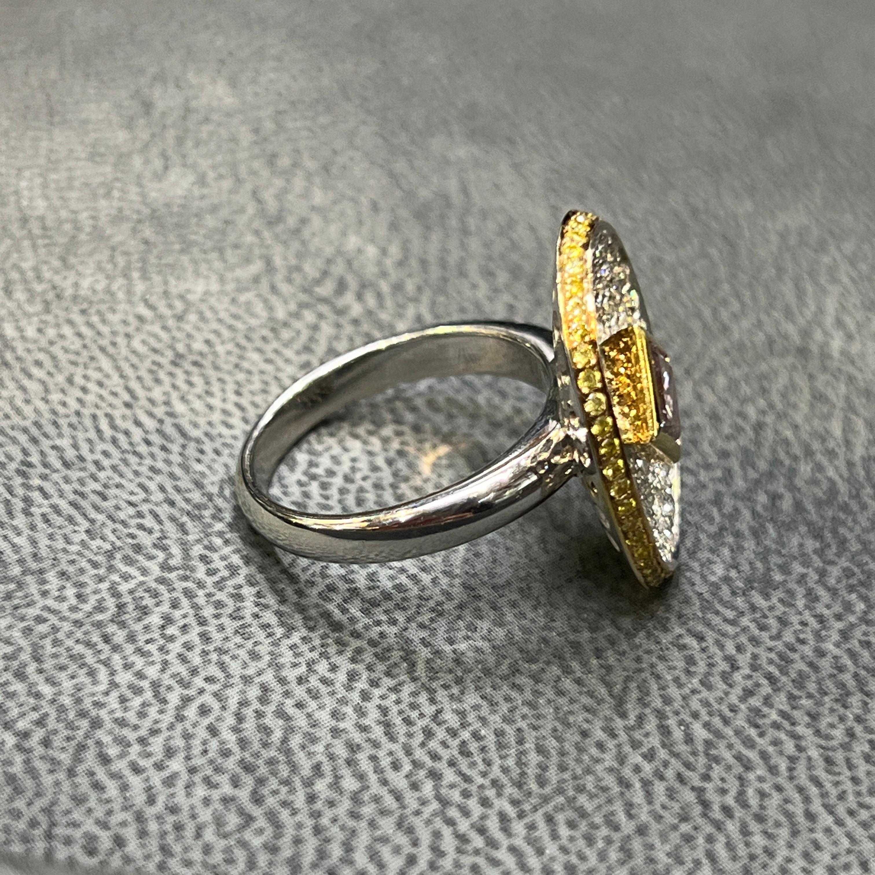 Anello a disco con pavé di diamanti rosa In condizioni ottime in vendita a New York, NY