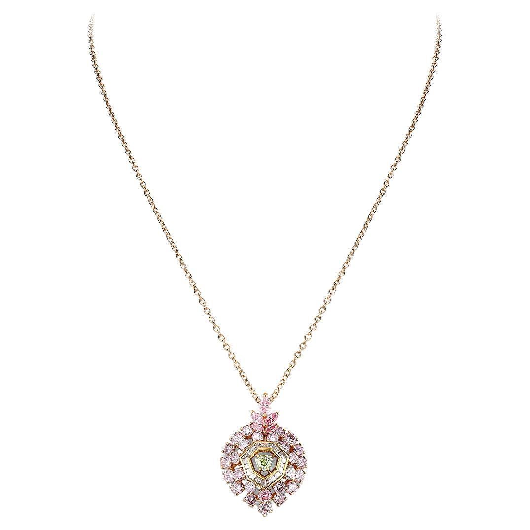 Collier à pendentif en diamant rose en vente