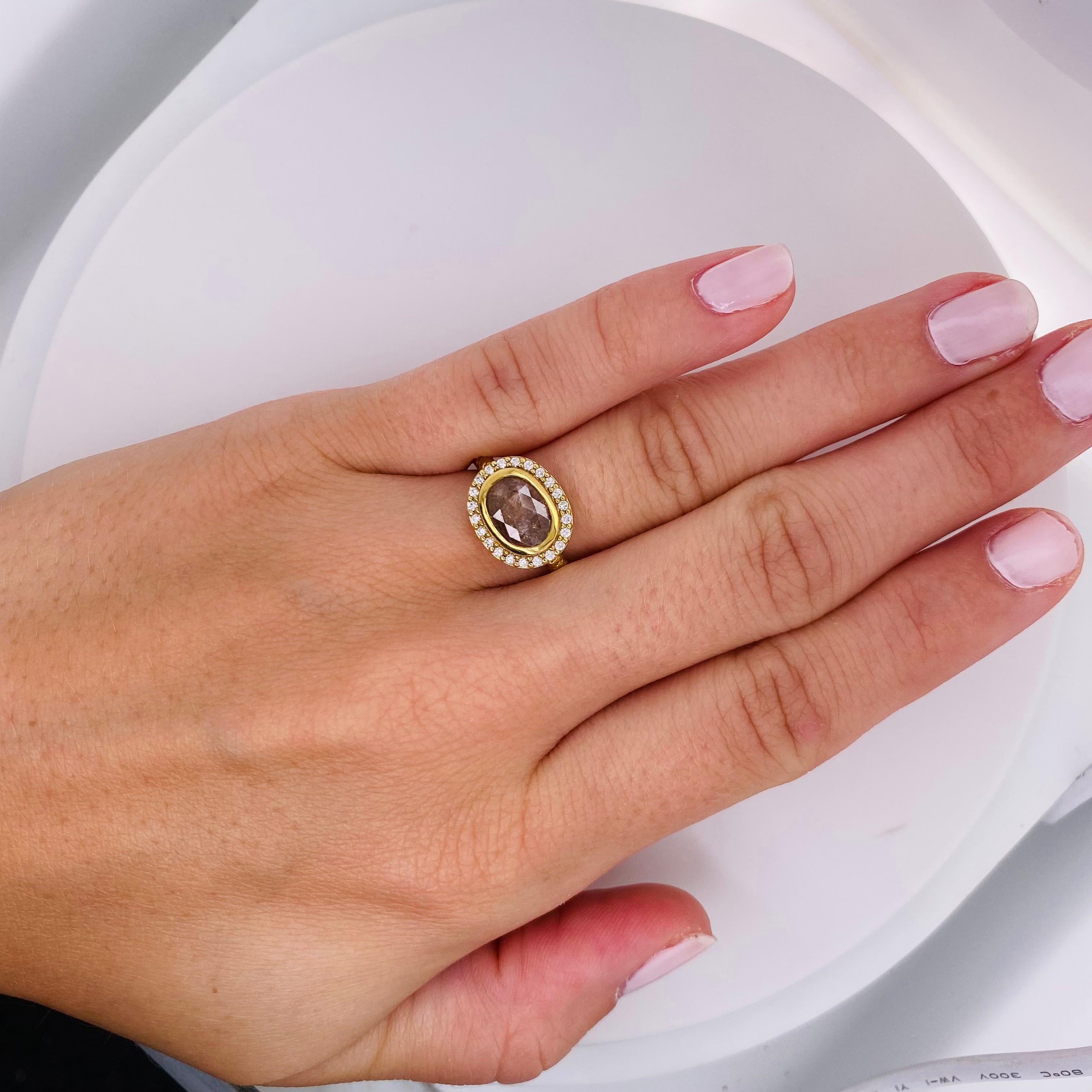 Original Rough Pink Diamond Engagement Ring w Diamond Set East to West. Cette bague de fiançailles en diamant brut est une œuvre d'art vivante. Whiting avec un diamant brut de 1,54 carat serti d'est en ouest dans un chaton en or jaune 18 carats et