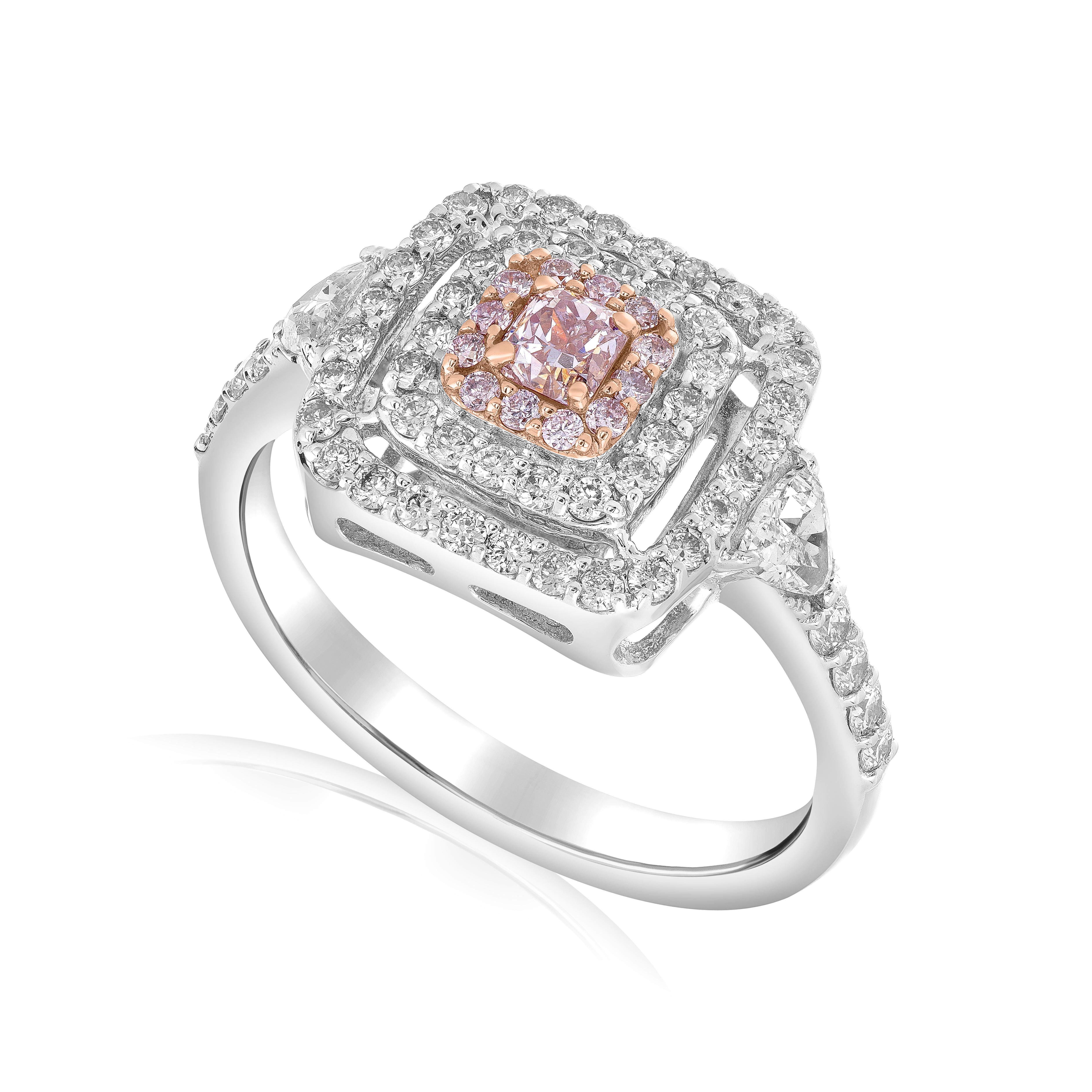 Pink Diamond Ring mit 0,20 Karat in der Mitte, akzentuiert durch einen atemberaubenden Halo (Kissenschliff)