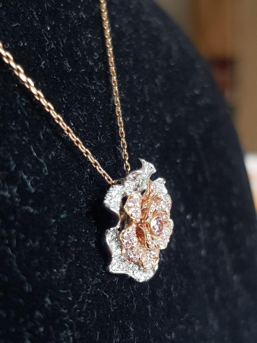 Moderne Pendentif rose en or blanc et rose 18 carats et diamant rose en vente