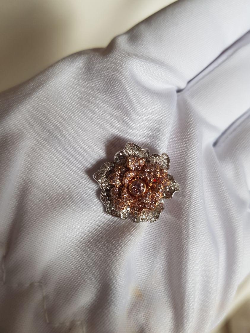 Taille ronde Pendentif rose en or blanc et rose 18 carats et diamant rose en vente