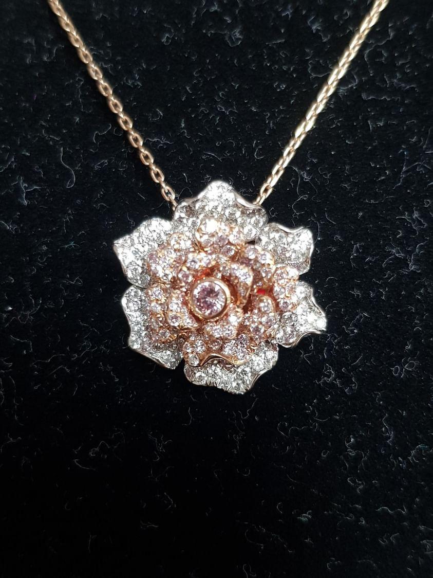 Pink Diamond Rose Pendant in 18K White and Rose Gold In Excellent Condition For Sale In New York, NY