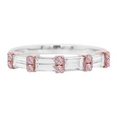Anello a fascia con diamante rosa e diamante bianco baguette in oro 18 carati