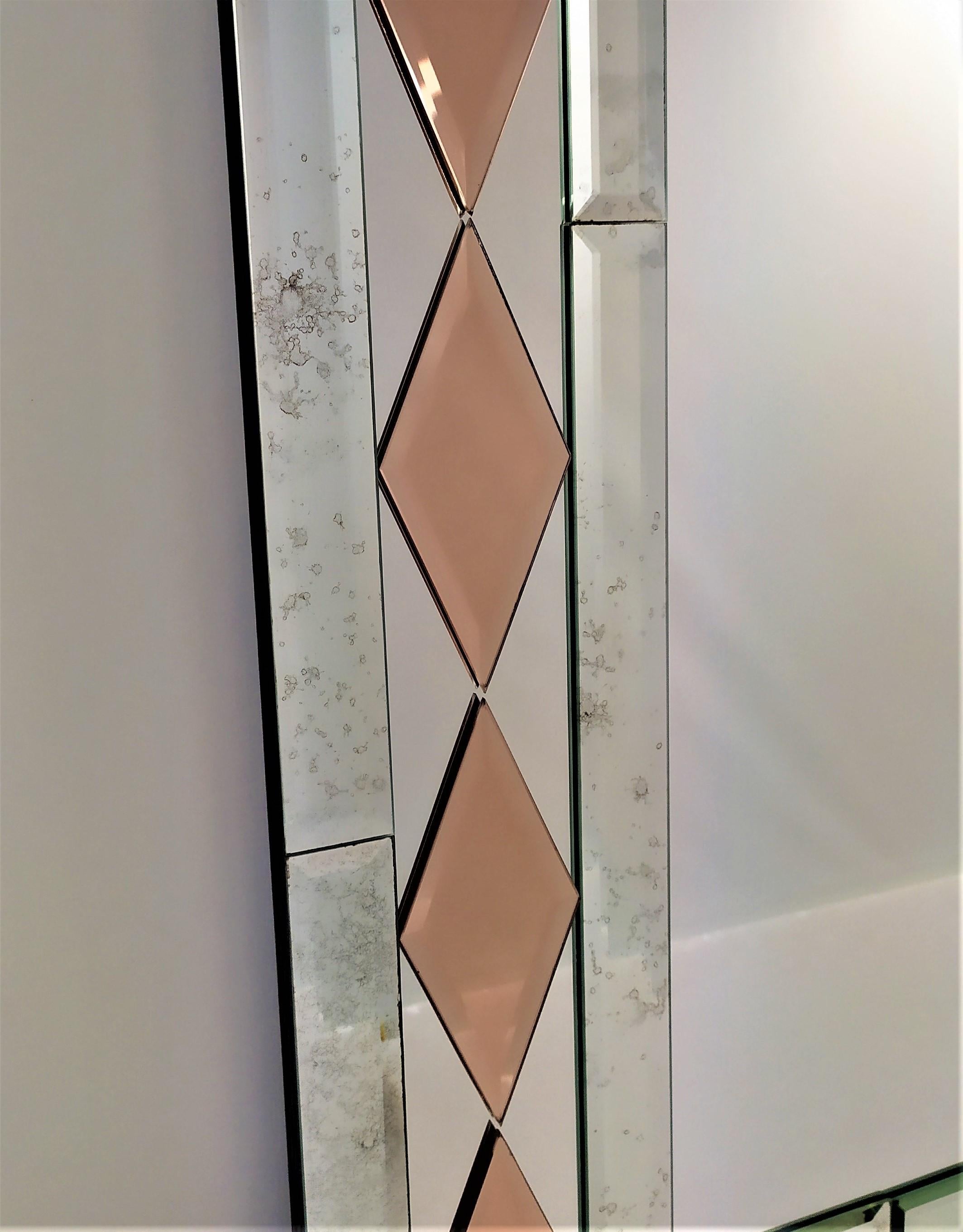 Rectangular Murano glass mirror, from the twenty-first century, composed of beveled and antiqued bands by hand, with the insert of pink crystal rhombuses faceted like diamonds all handmade, produced in a limited edition, to furnish luxurious homes