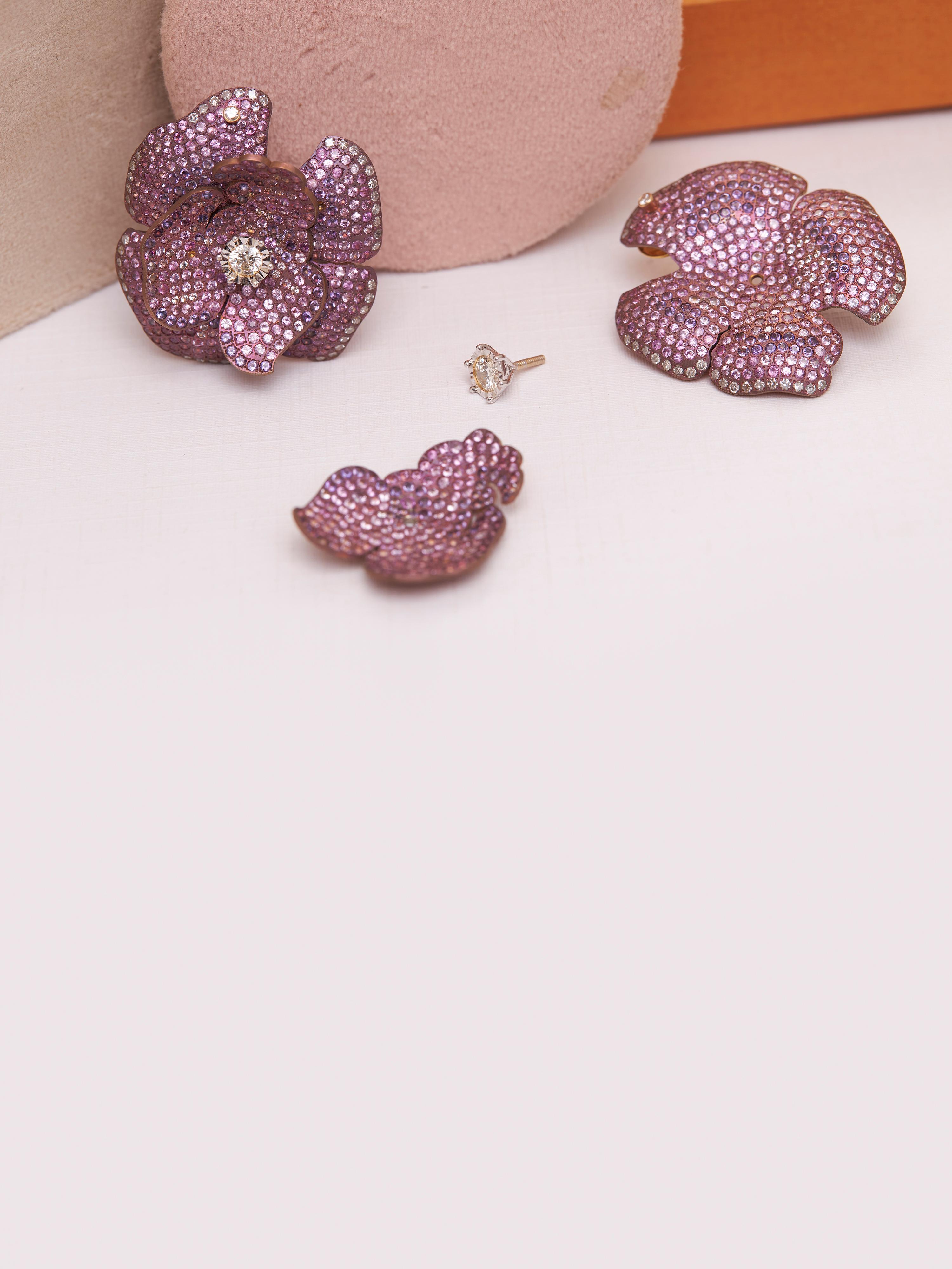 Contemporaneo Pink Double Flower Earrings - Titanium, 18KT Gold & Diamonds in vendita