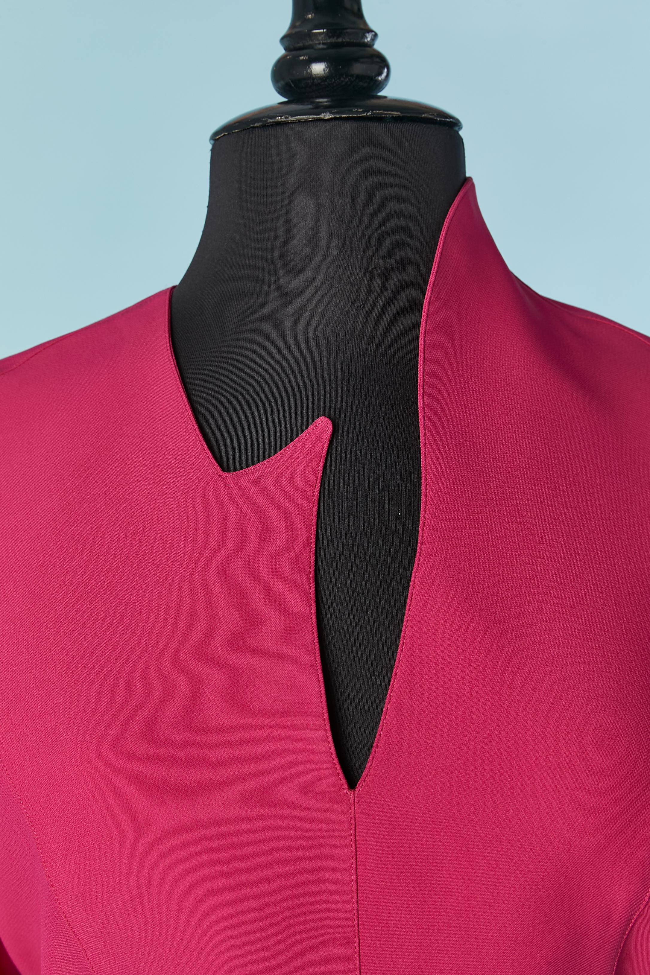 Vestido rosa con cierre a presión en la espalda y en la manga. Composición del tejido: 55% acetato, 45% rayón. 
Manga ranglán. 
TALLA 40 (Fr) M 