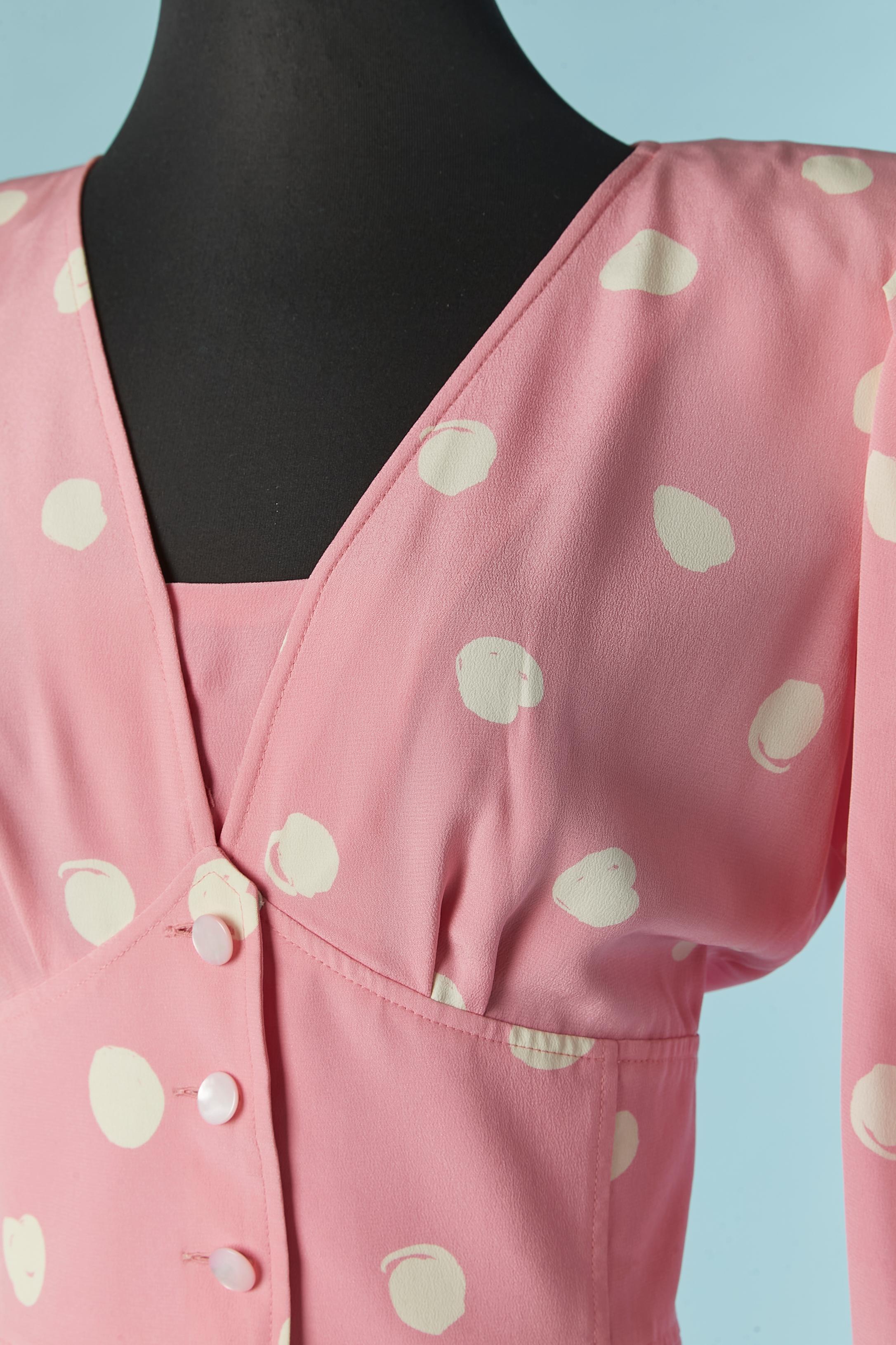 Pink dress with white Polka dots. No fabric composition tag but the main fabric is probably rayon . 
Button and buttonhole closure on the top middle front + snap. Pocket on both side. 
SIZE 6 (Us) but fit more likely M 