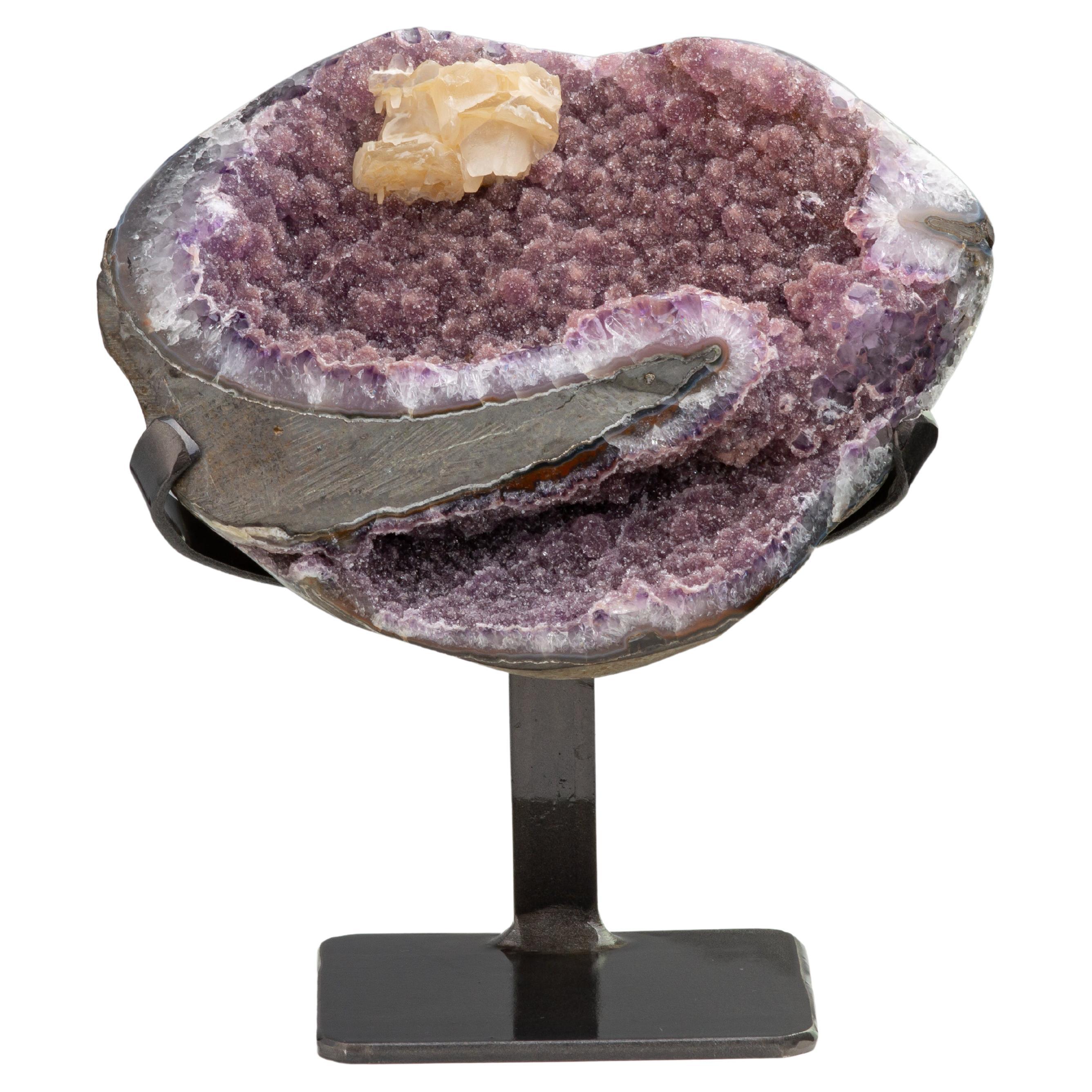 Rosa Druzy Amethyst-Skulptur-Formation mit zentralem Calcite-Kristall