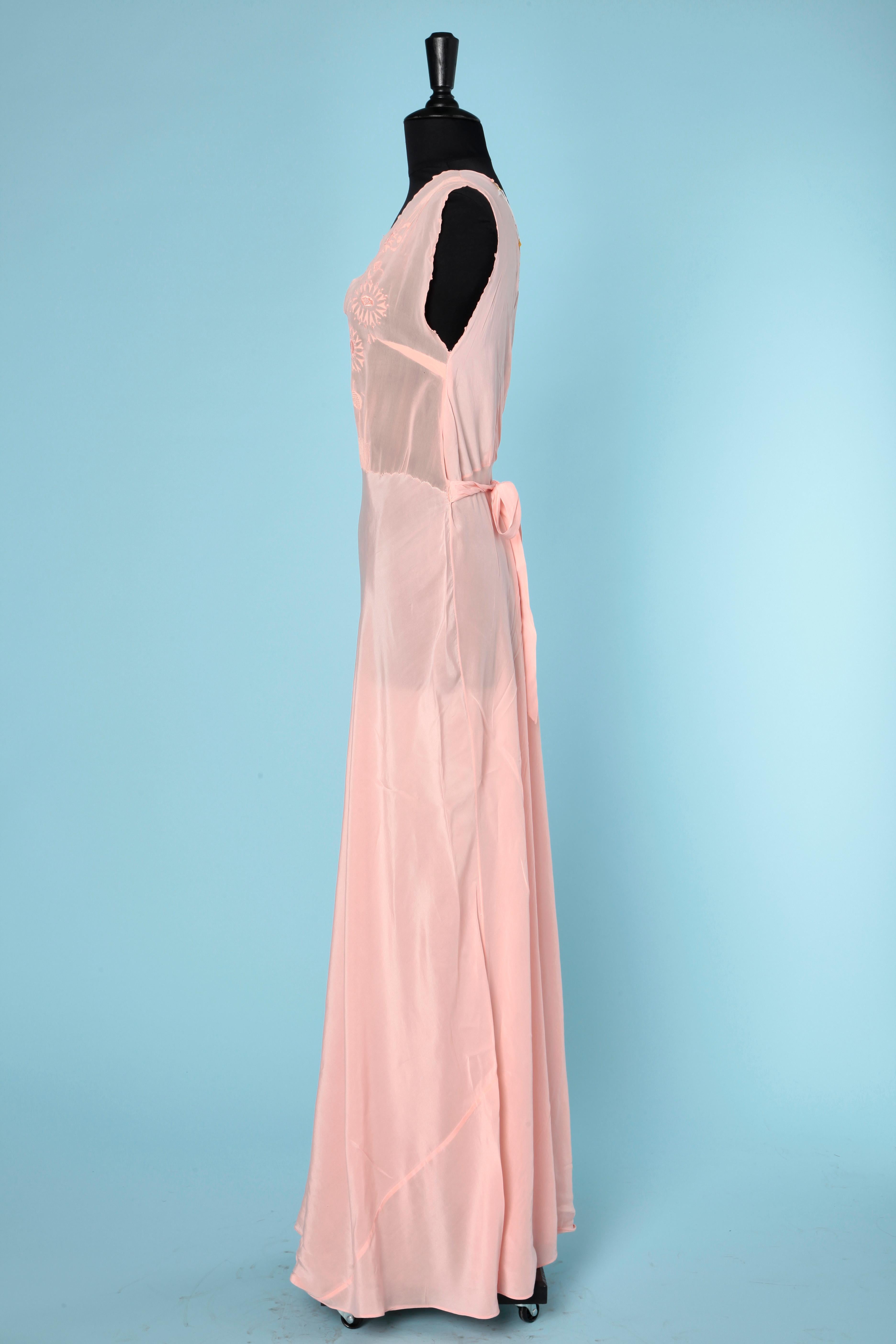 Pink embroidered silk sleeping gown Circa 1930
SIZE M 