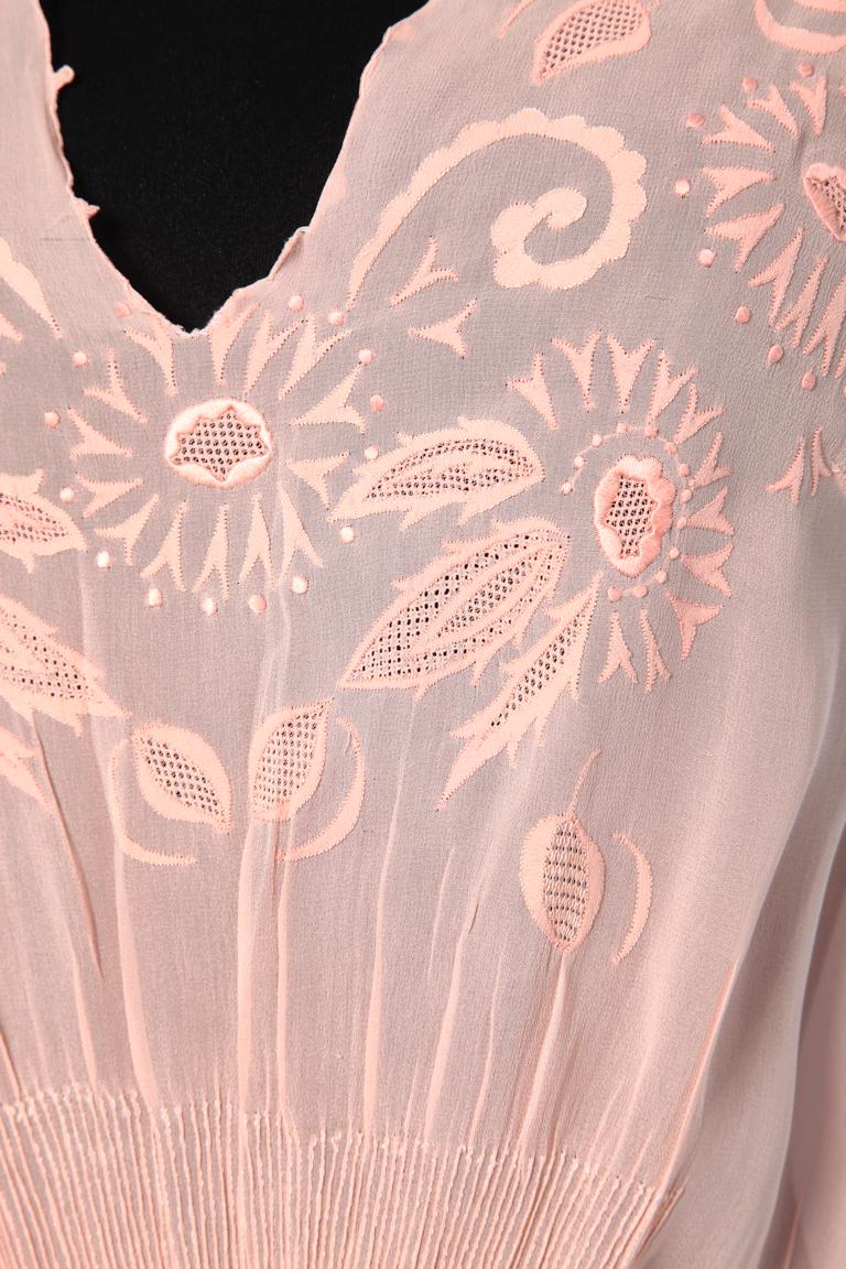 Pink embroidered silk sleeping gown Circa 1930 In Excellent Condition For Sale In Saint-Ouen-Sur-Seine, FR