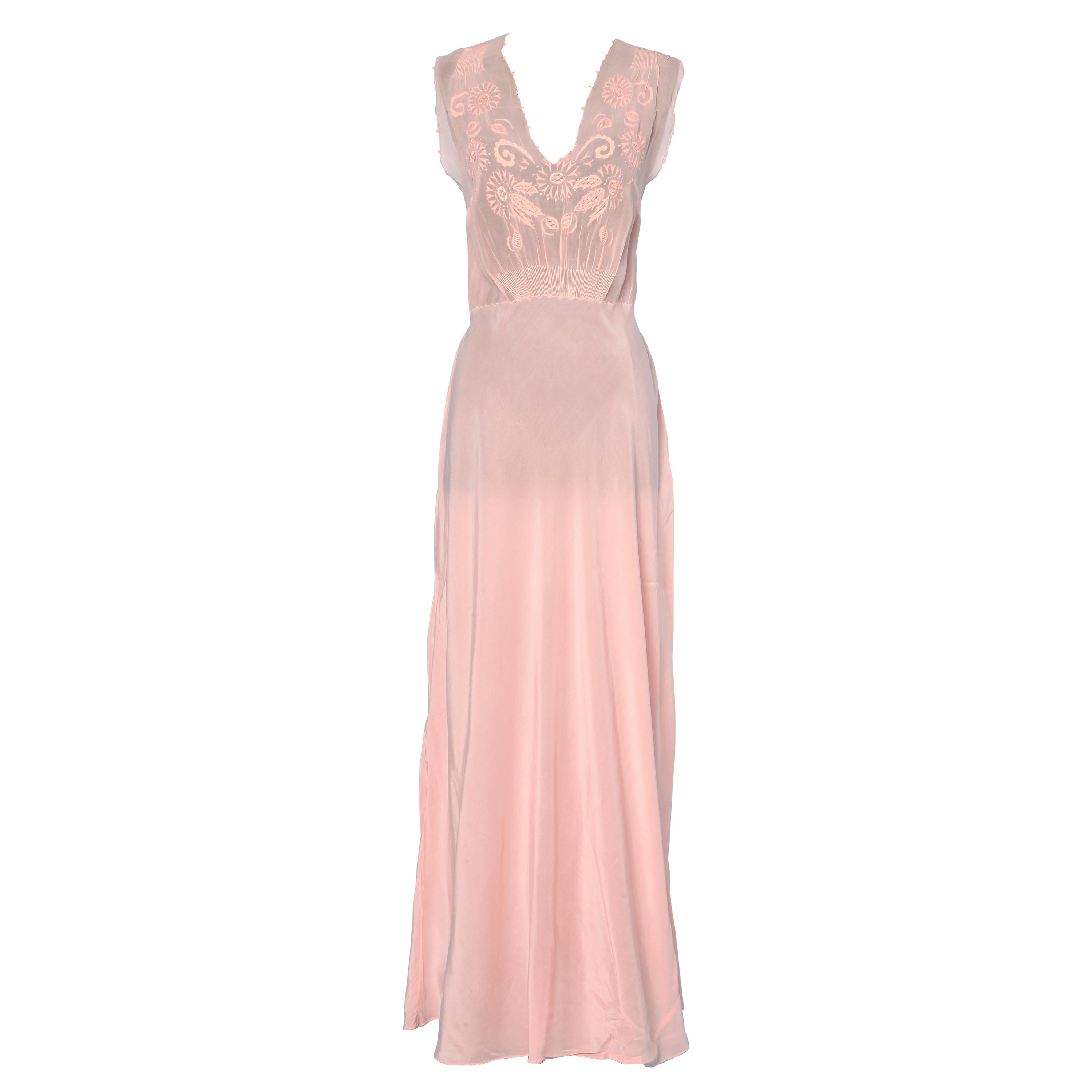 Rosafarbenes, besticktes Seiden-Nachtkleid, um 1930