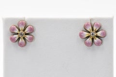 Boucles d'oreilles en or avec fleurs en émail rose et diamants, collection Daisy par Sandra J. Sensation,