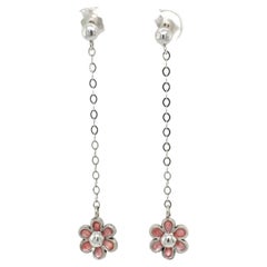 Orecchini a goccia a forma di fiore con smalto rosa in oro bianco 14 carati