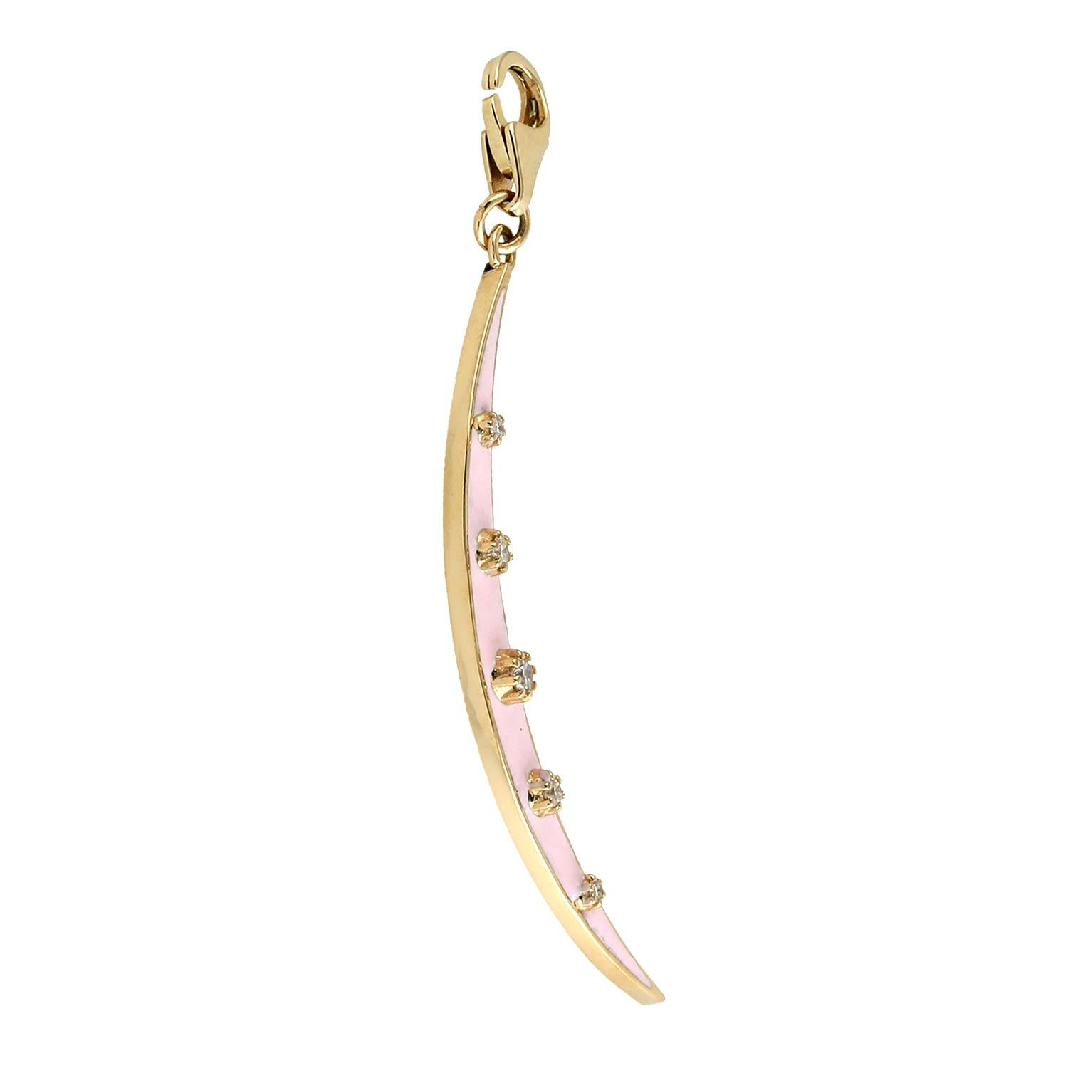 Artisan Pendentif de lune en émail rose et diamants en or jaune 14 carats en vente